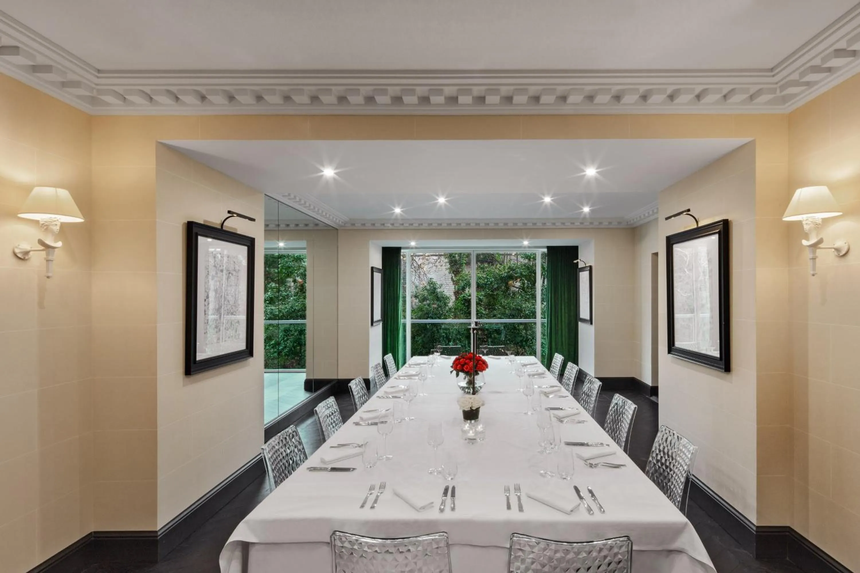 Meeting/conference room in Hôtel de Berri Champs-Élysées, a Luxury Collection Hotel