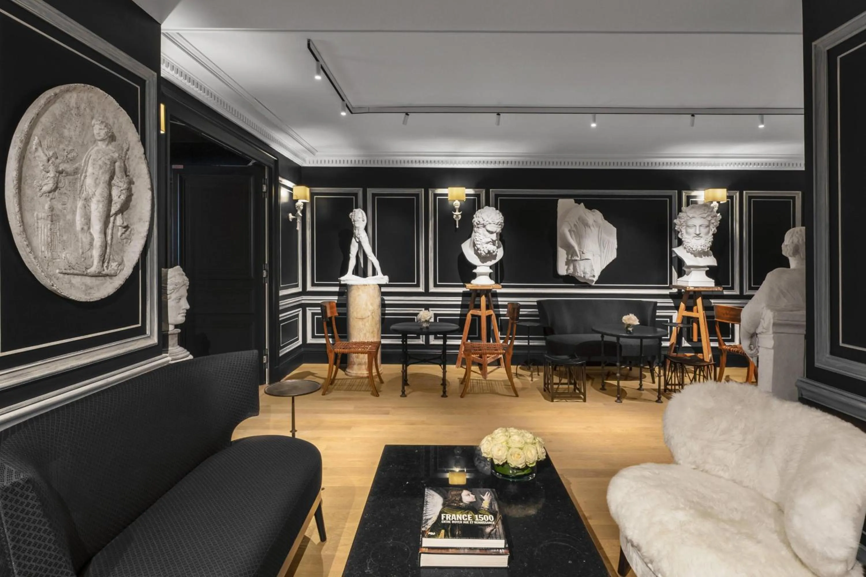 Lobby or reception in Hôtel de Berri Champs-Élysées, a Luxury Collection Hotel