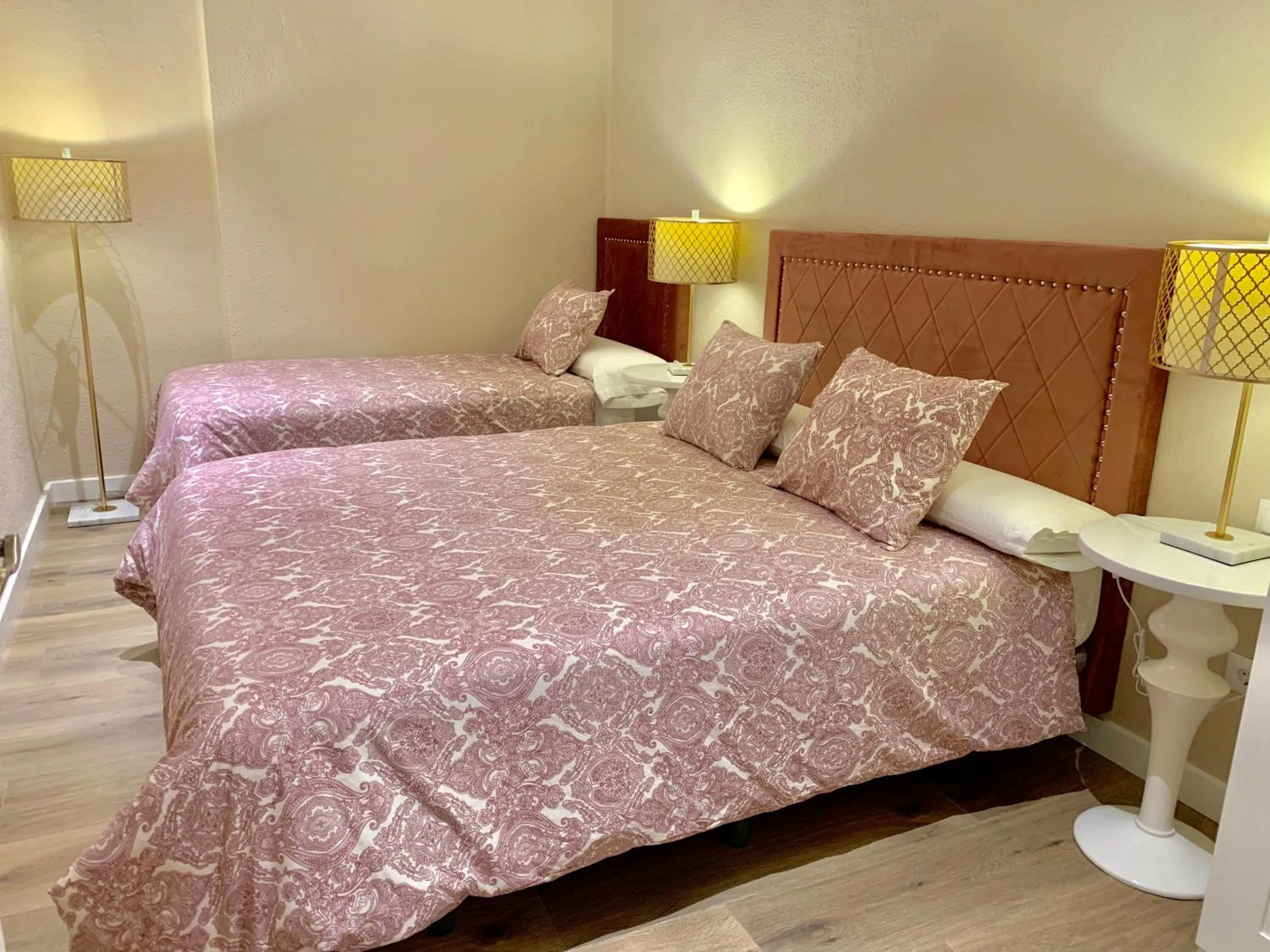 Photo of the whole room, Bed in Hi Valencia Canovas