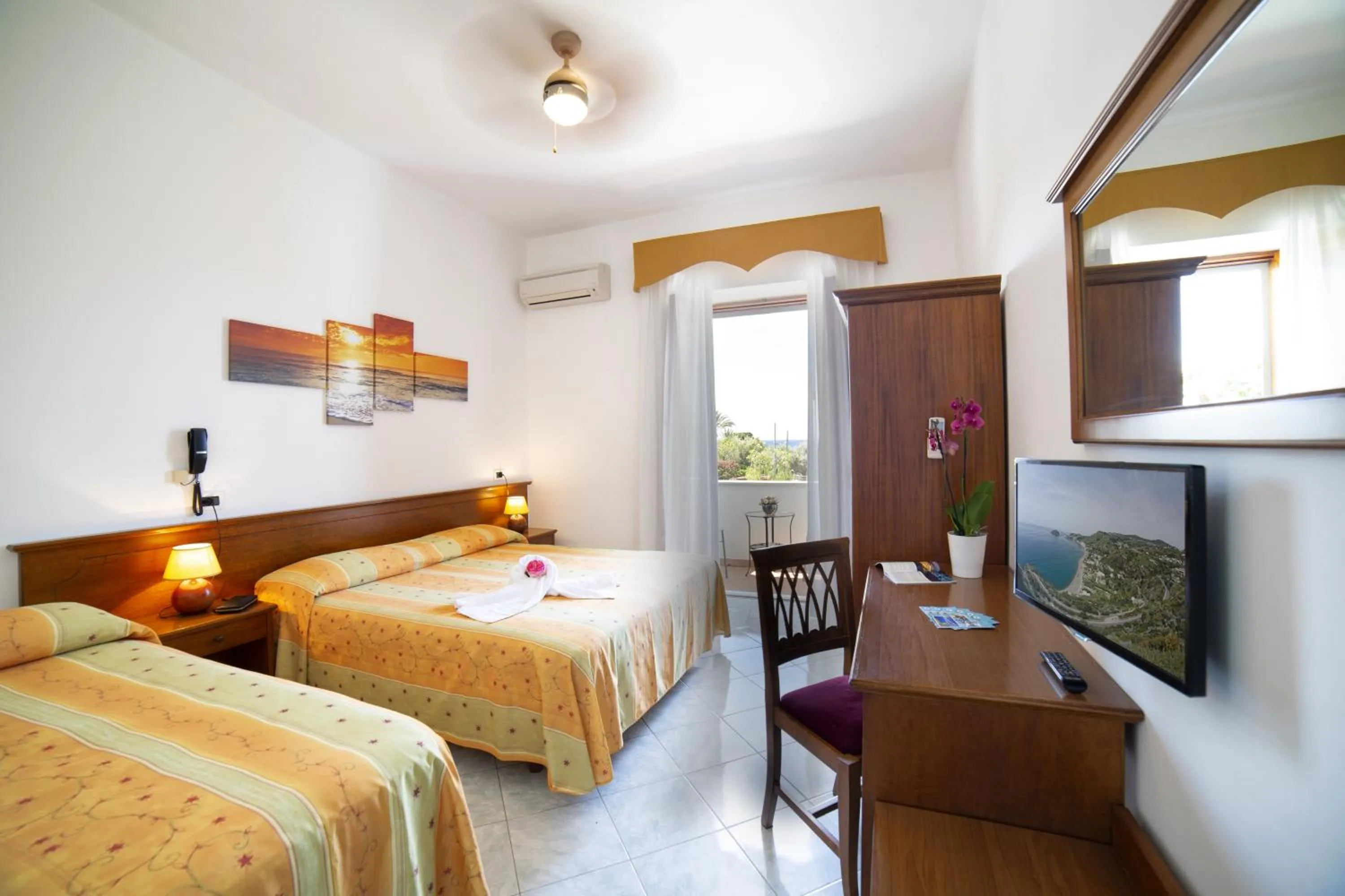 Bedroom, Bed in Hotel La Mandorla