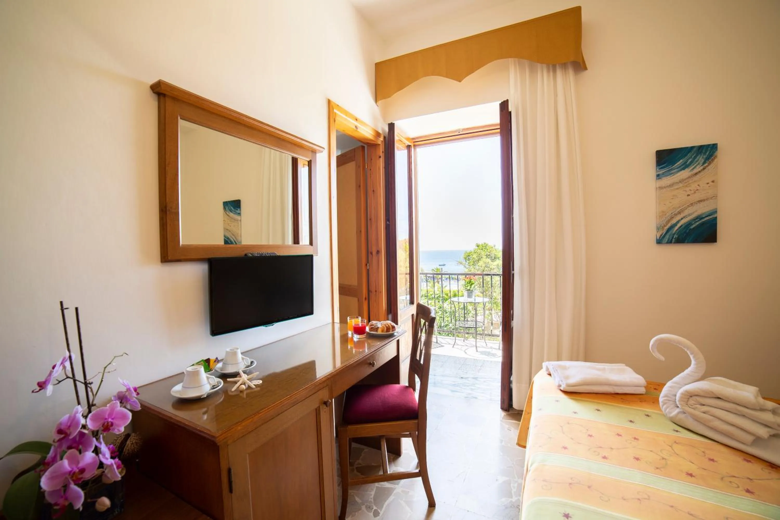 Bedroom, Bed in Hotel La Mandorla