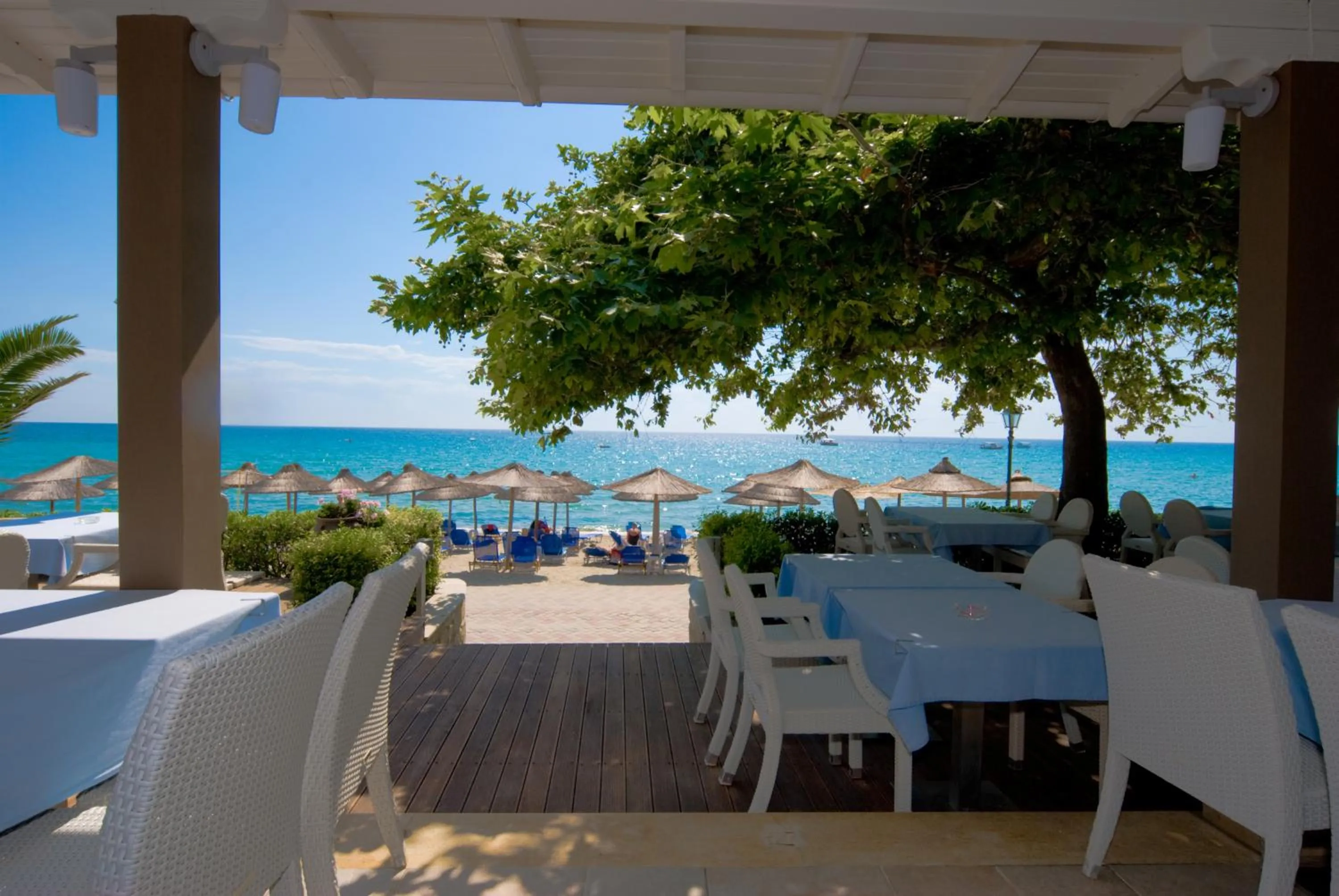Restaurant/places to eat in Siviris Golden Beach