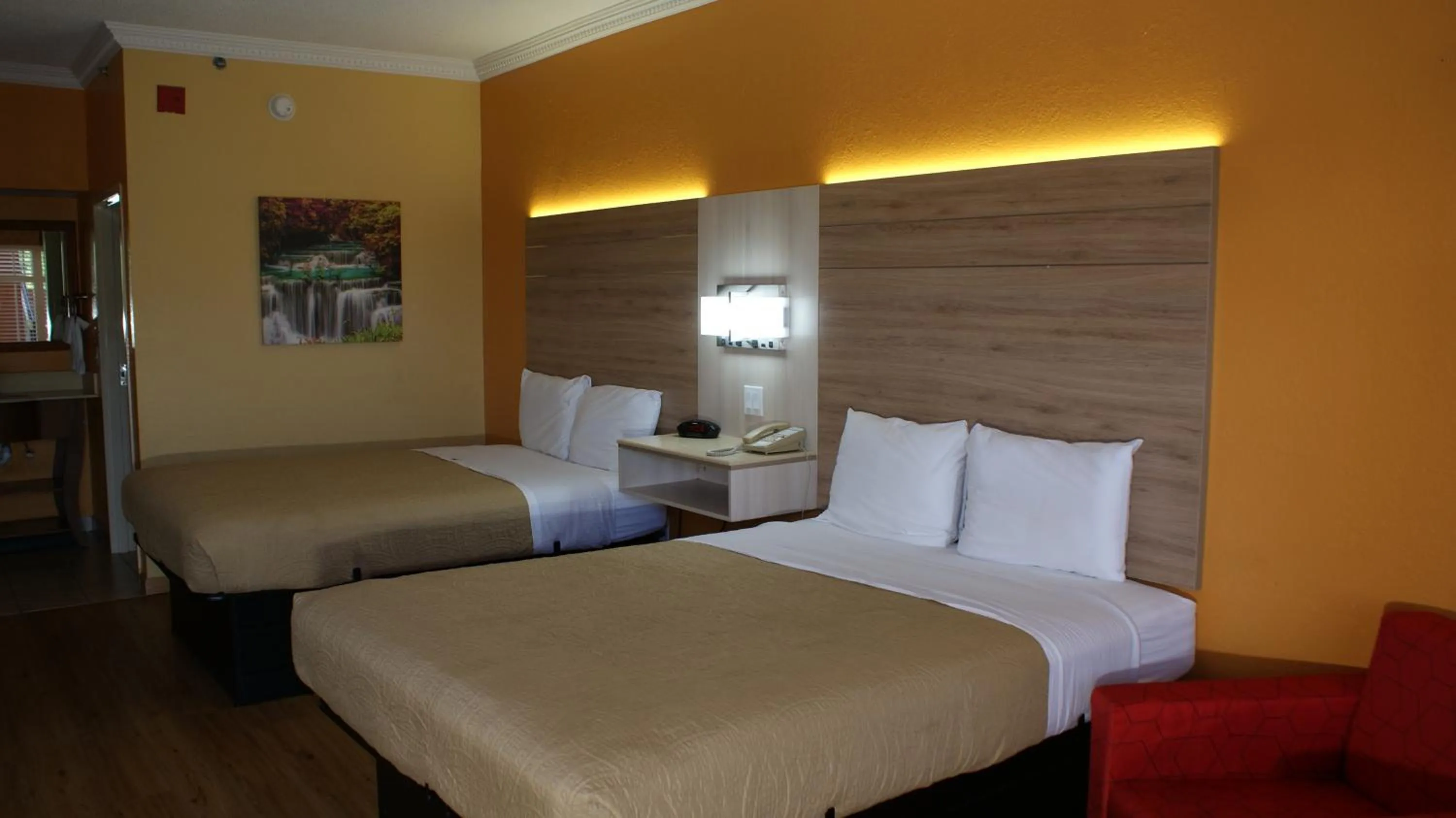 Bed in Home Town Inn & Suites