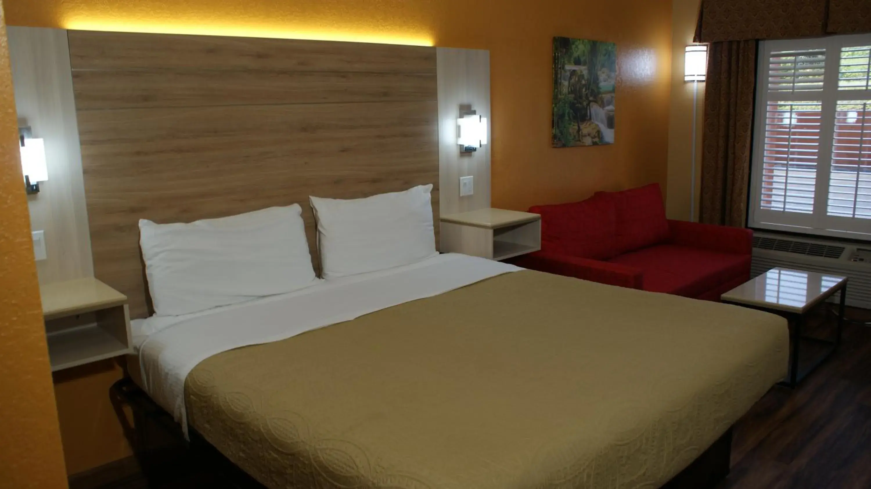 Bedroom, Bed in Home Town Inn & Suites Bedroom, Bed in Home Town Inn & Suites