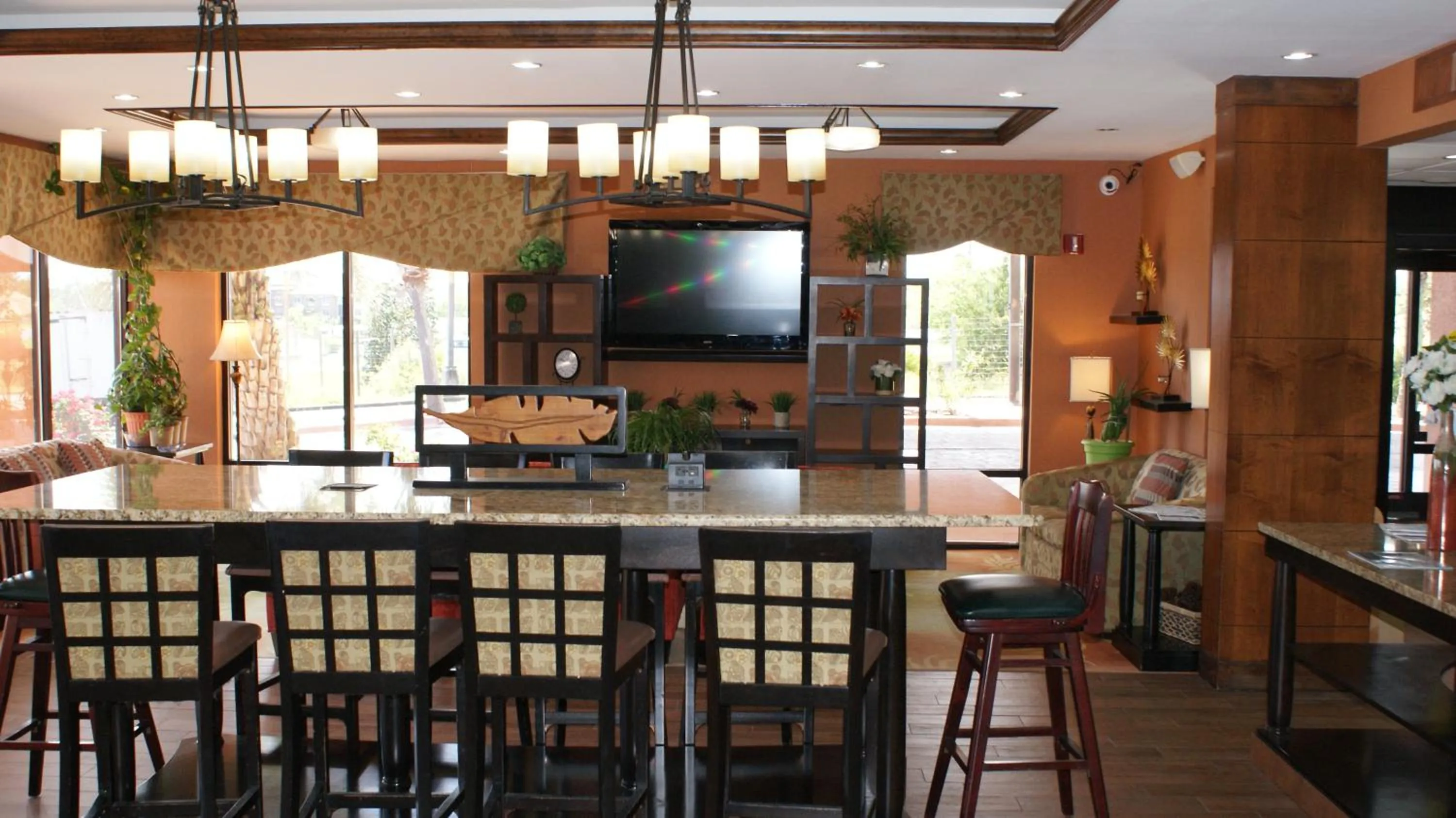 Communal lounge/ TV room in Home Town Inn & Suites