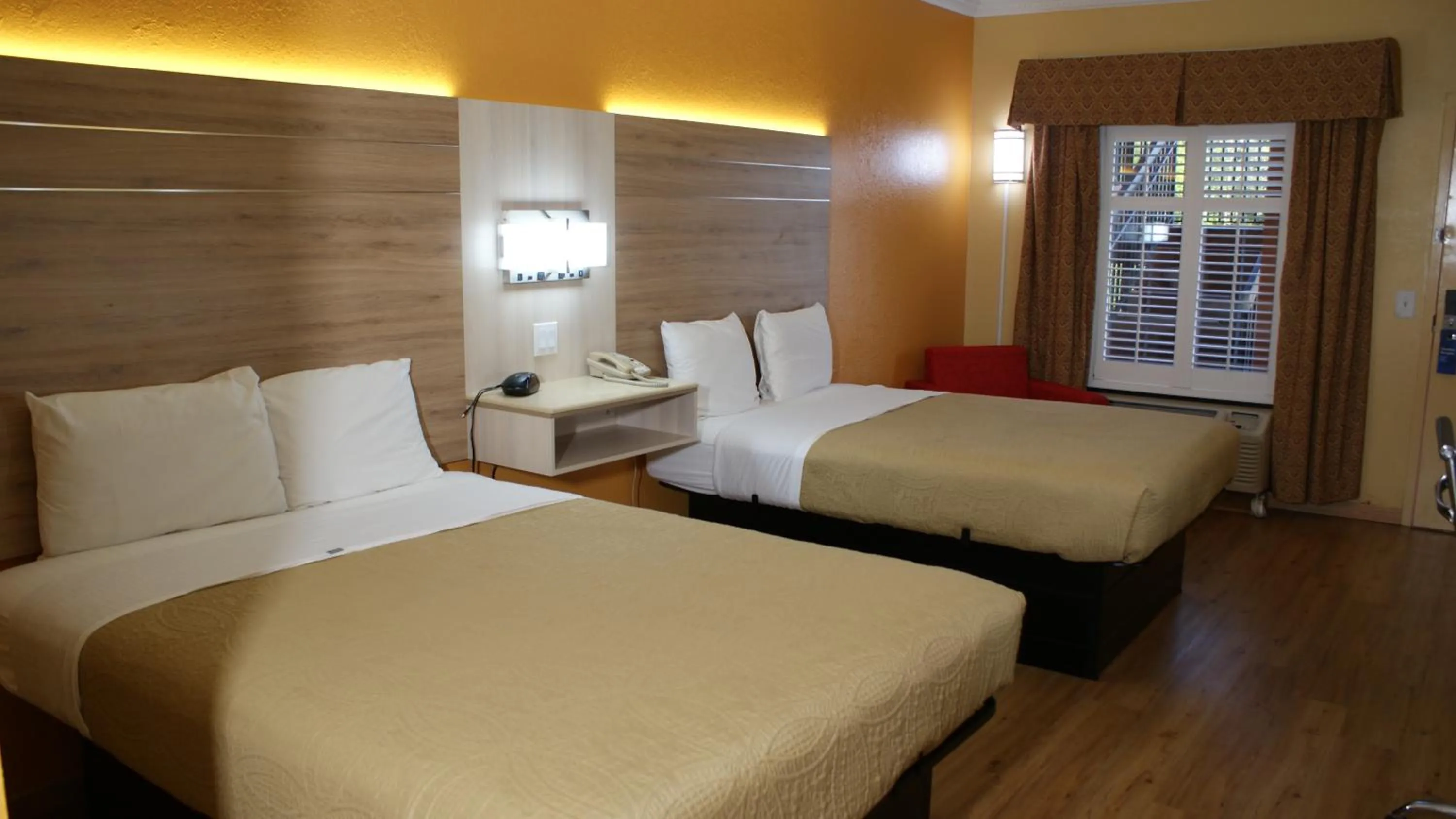 Bed in Home Town Inn & Suites