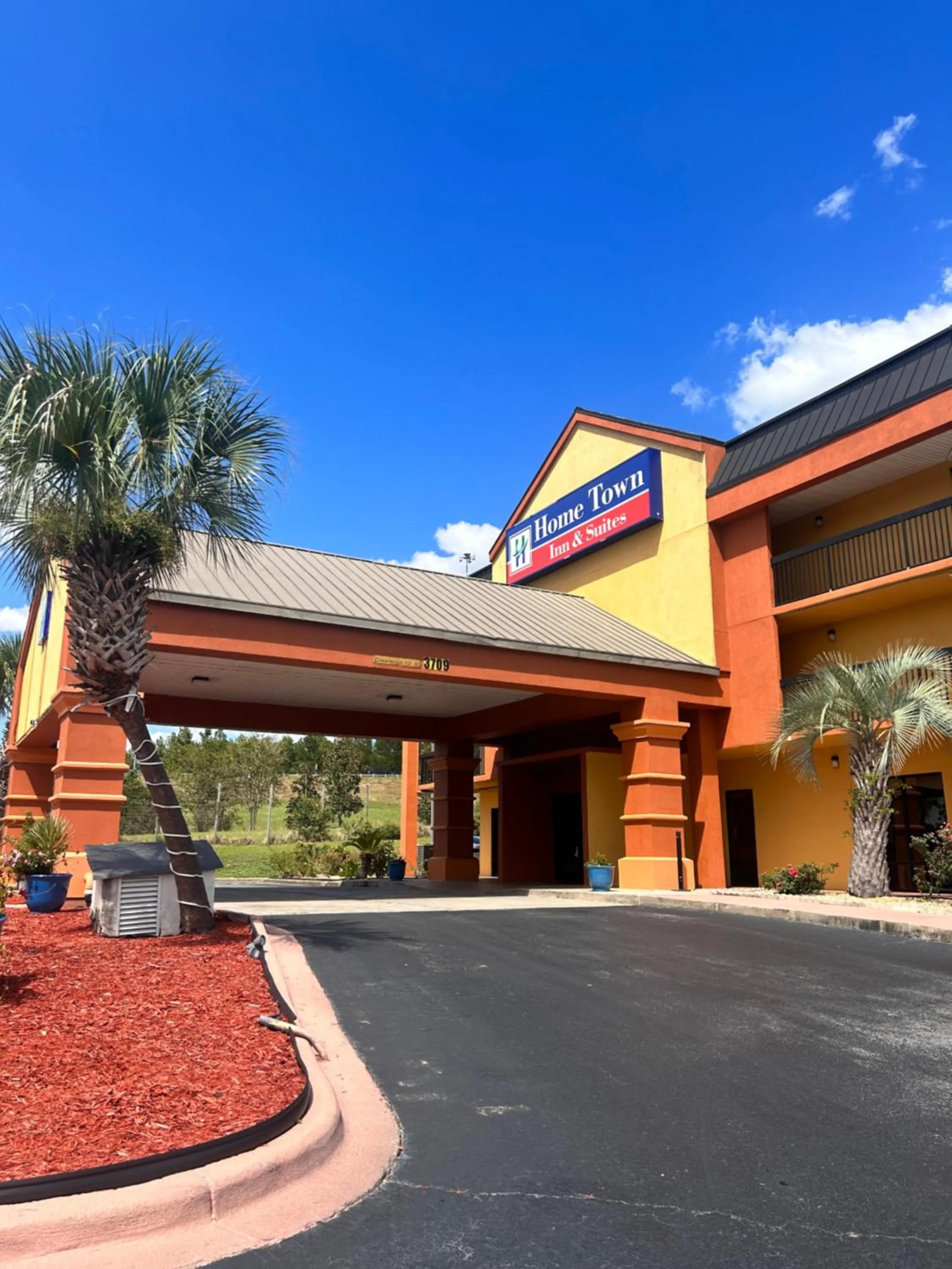 Property building in Home Town Inn & Suites