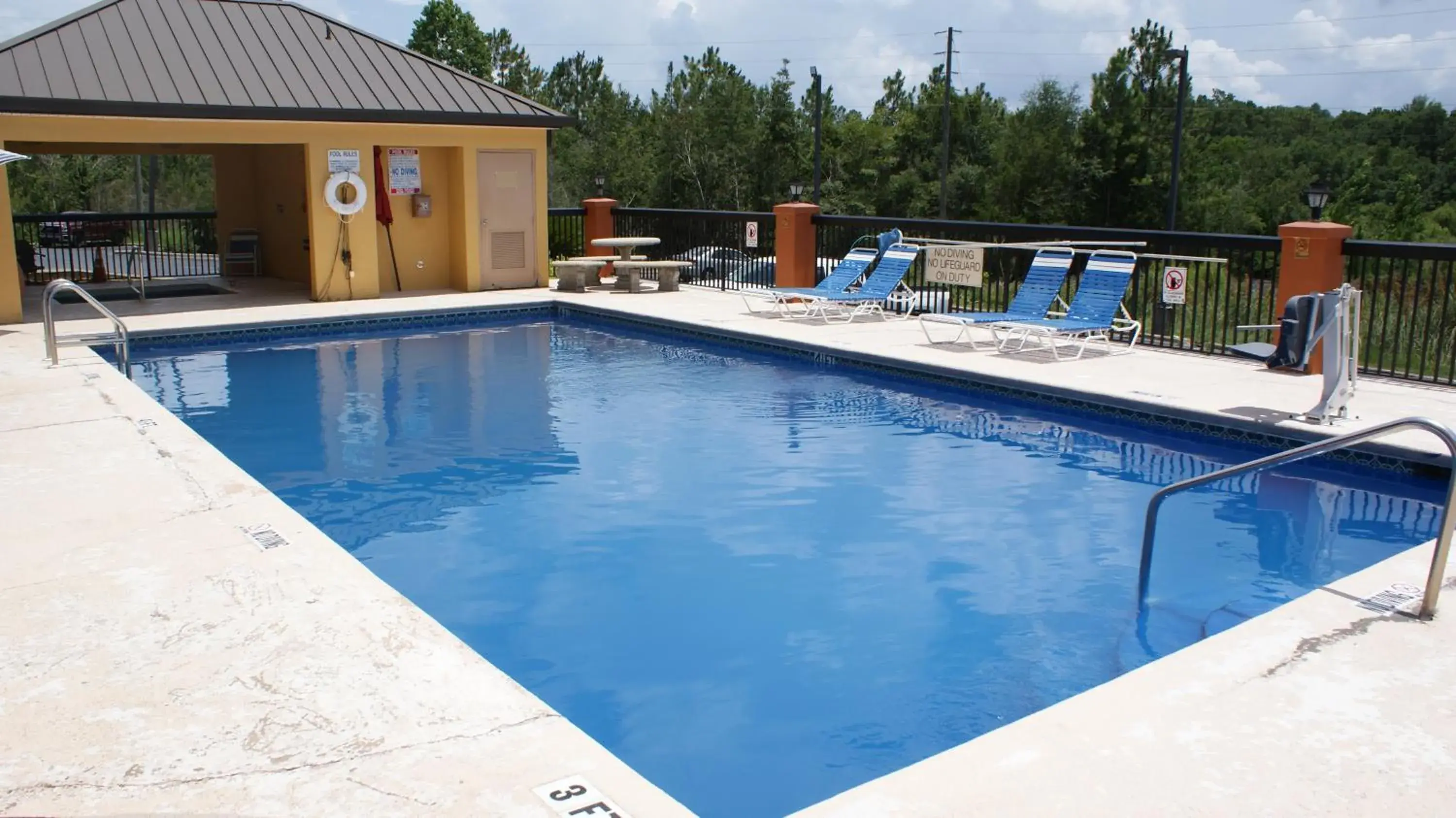 Pool view in Home Town Inn & Suites Pool view in Home Town Inn & Suites