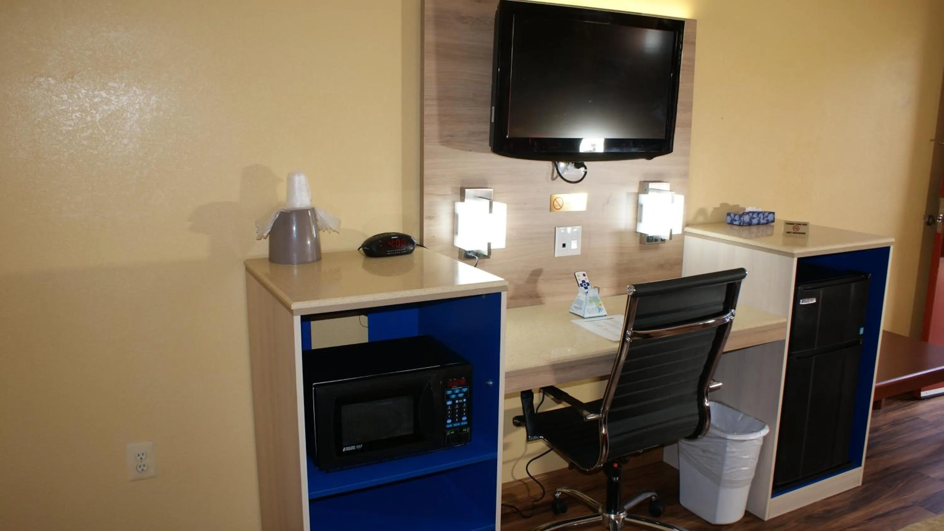 TV and multimedia in Home Town Inn & Suites