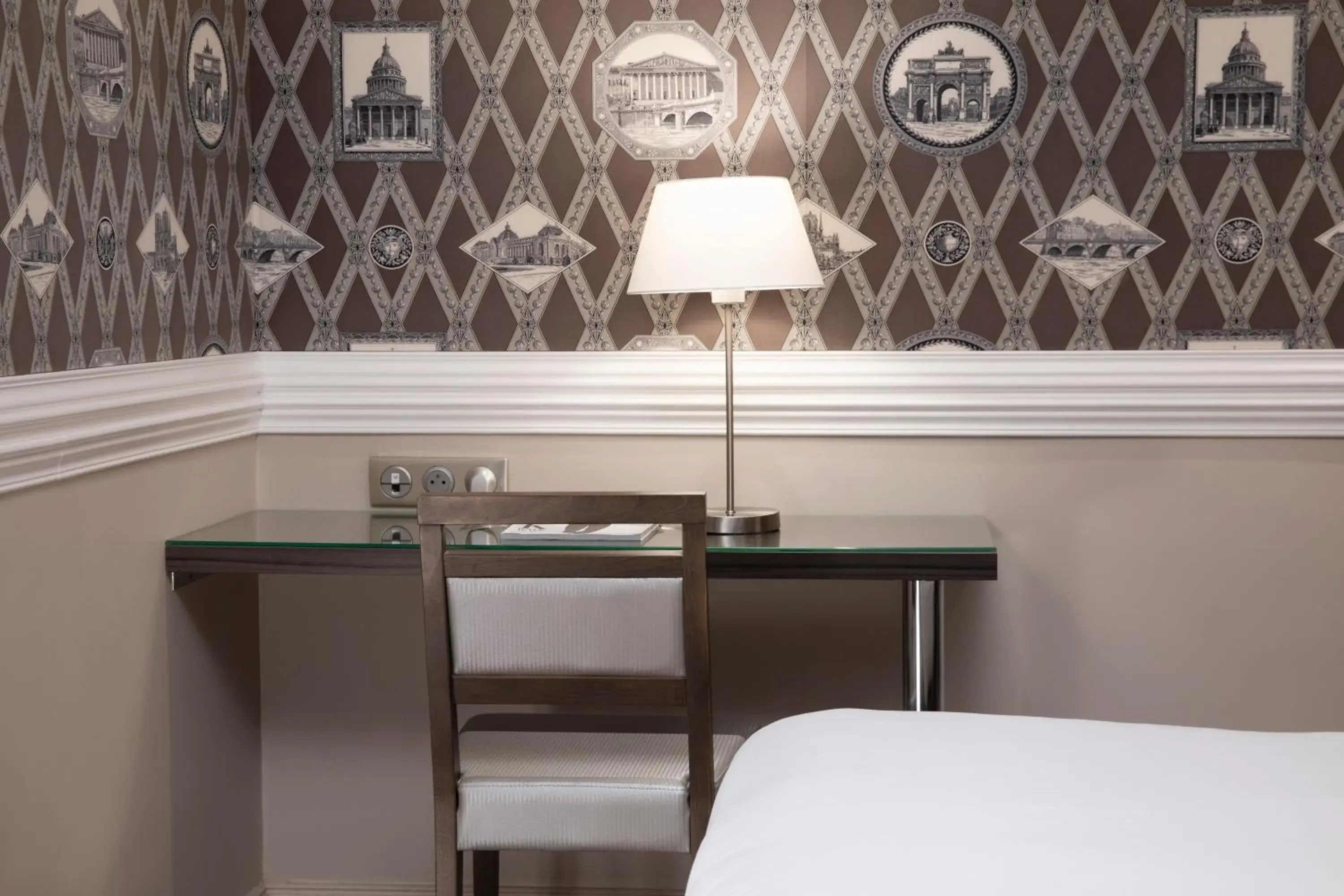 Seating area, Bed in Elysées Hôtel Seating area, Bed in Elysées Hôtel