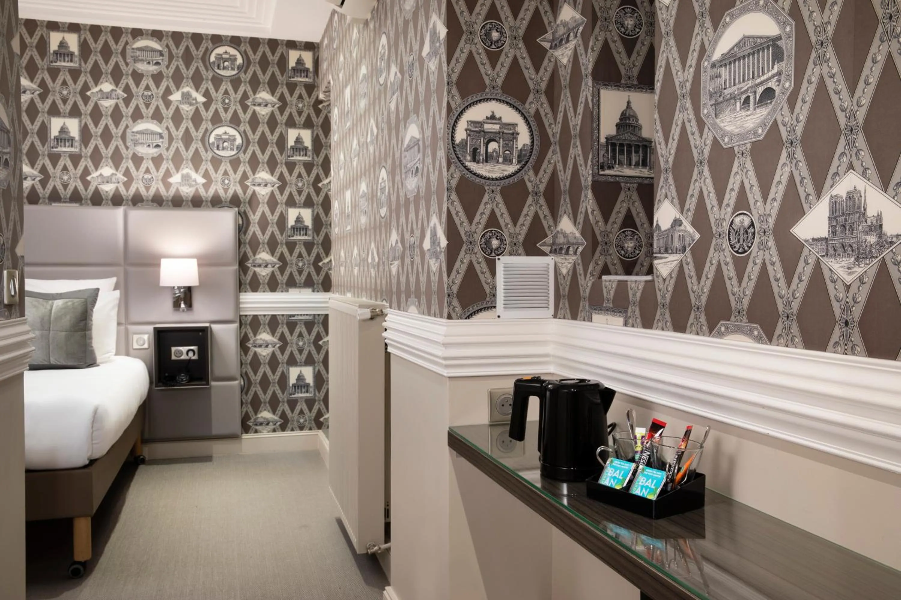 Coffee/tea facilities, Bed in Elysées Hôtel