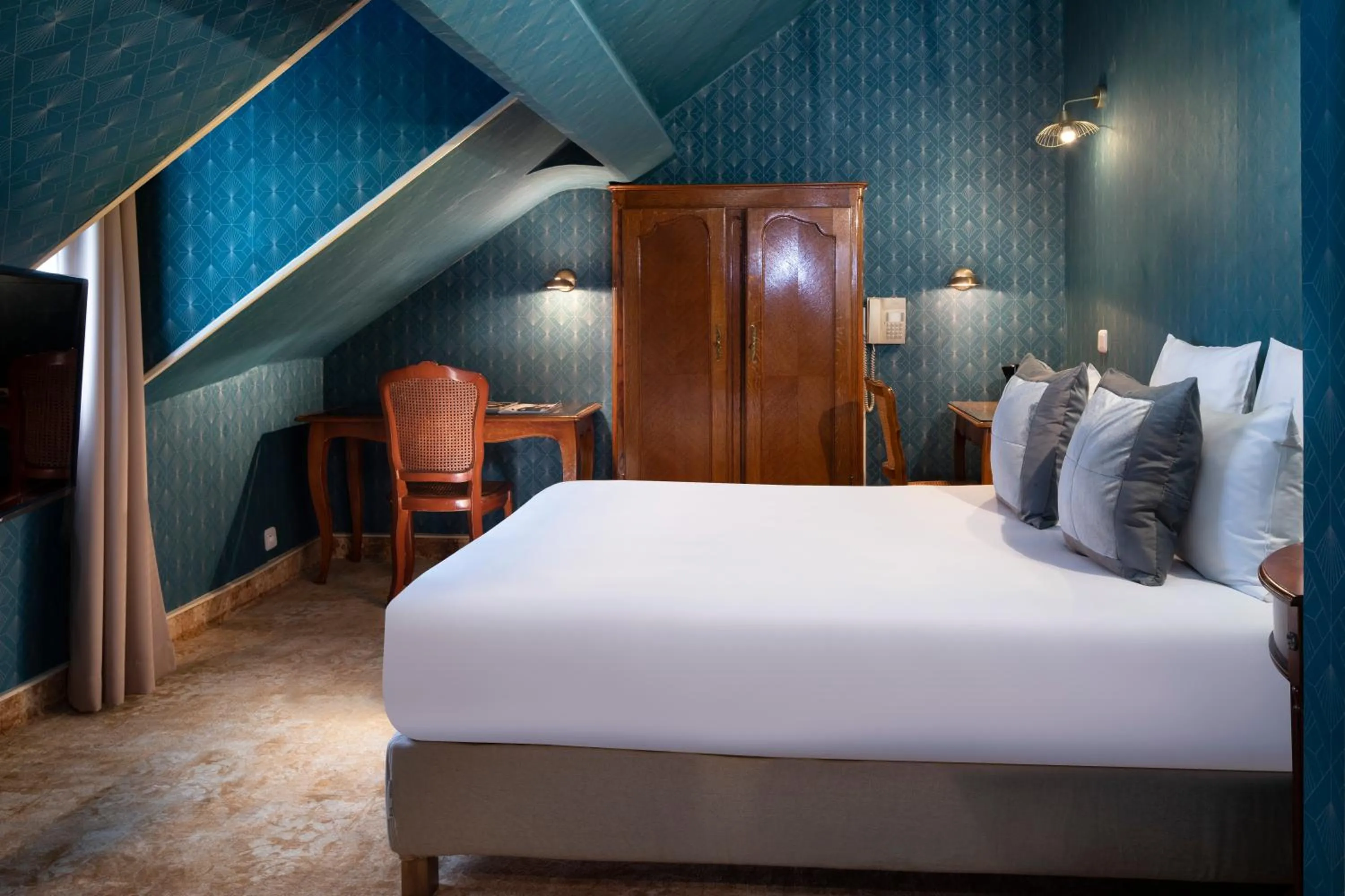 Bedroom, Bed in Elysées Hôtel