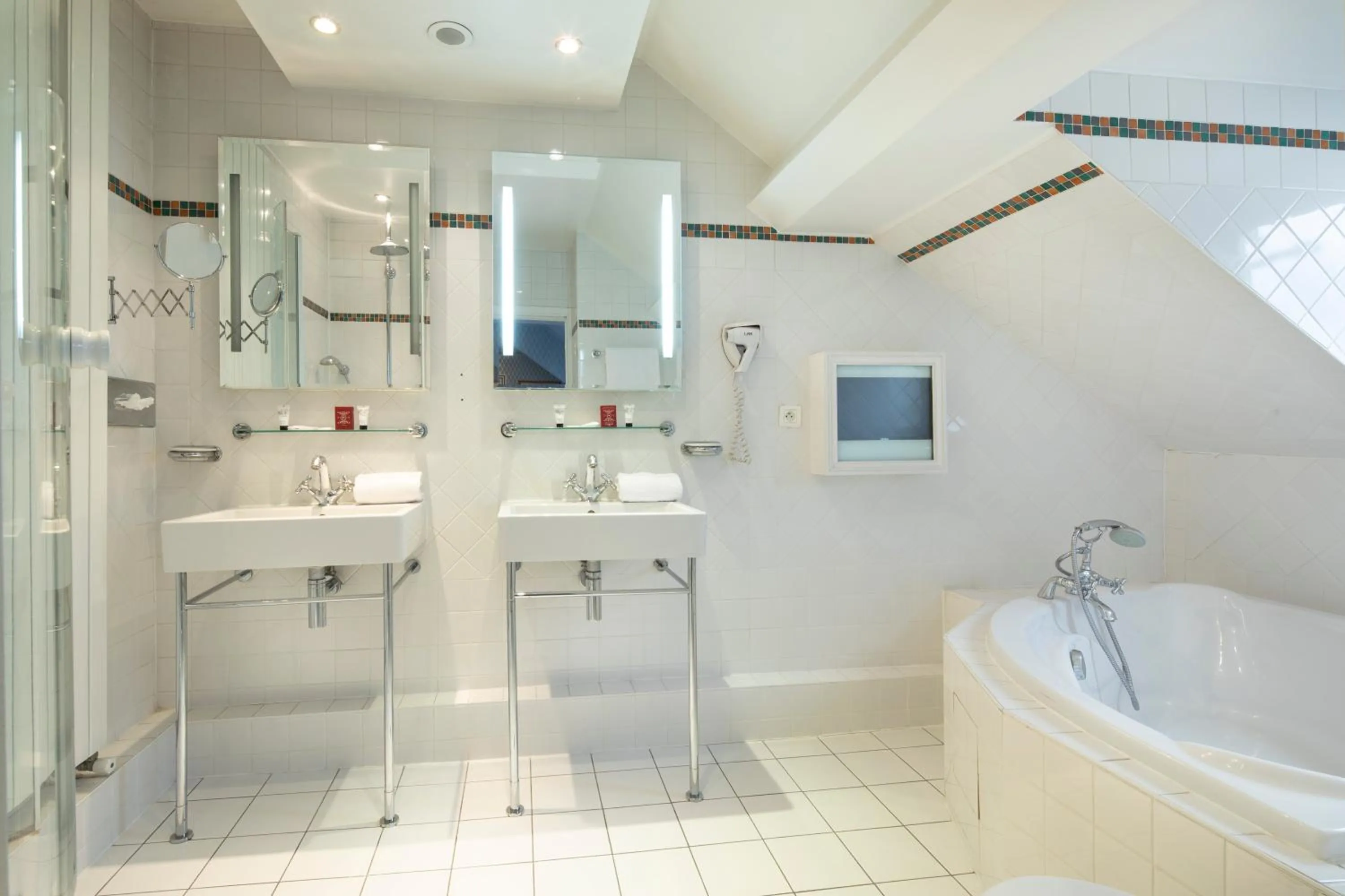 Bathroom in Elysées Hôtel