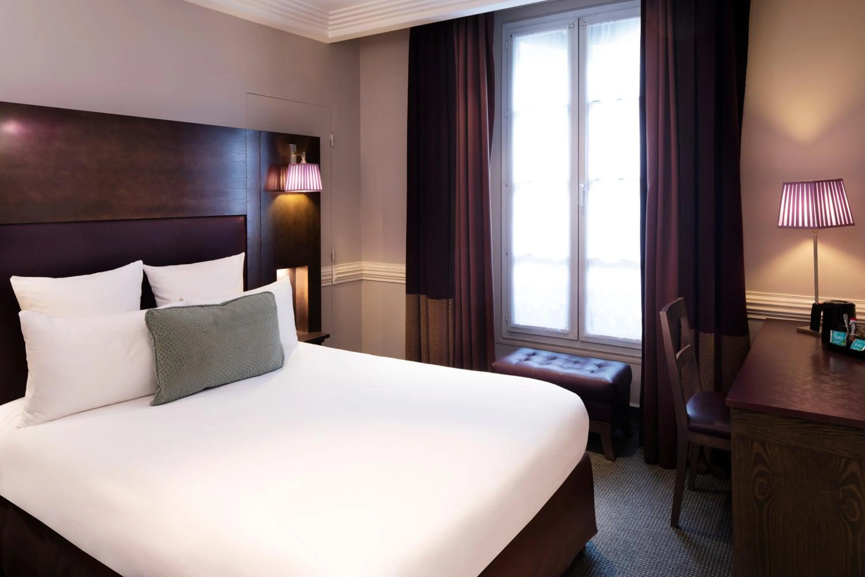 Bed in Elysées Hôtel