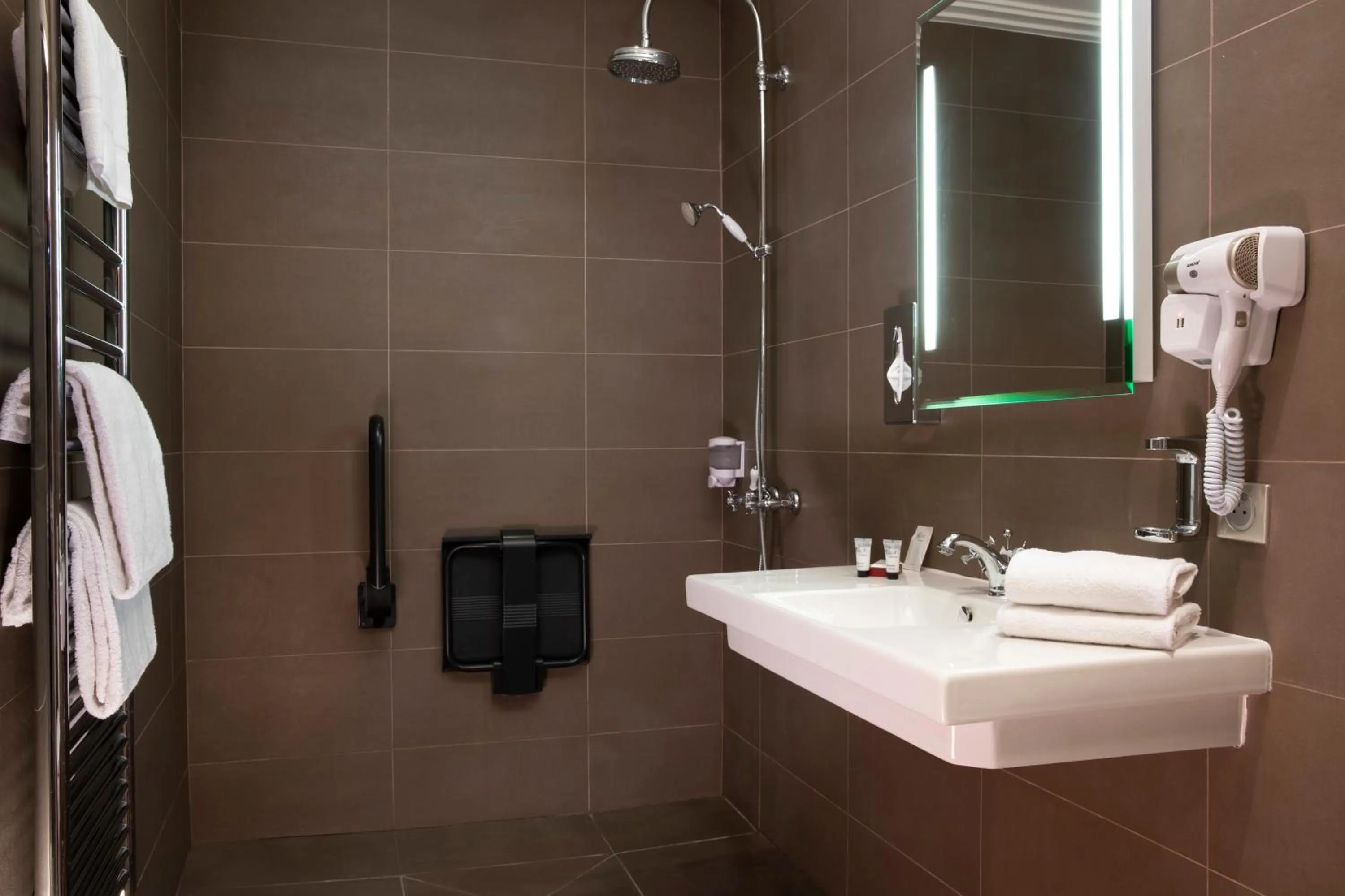 Bathroom in Elysées Hôtel