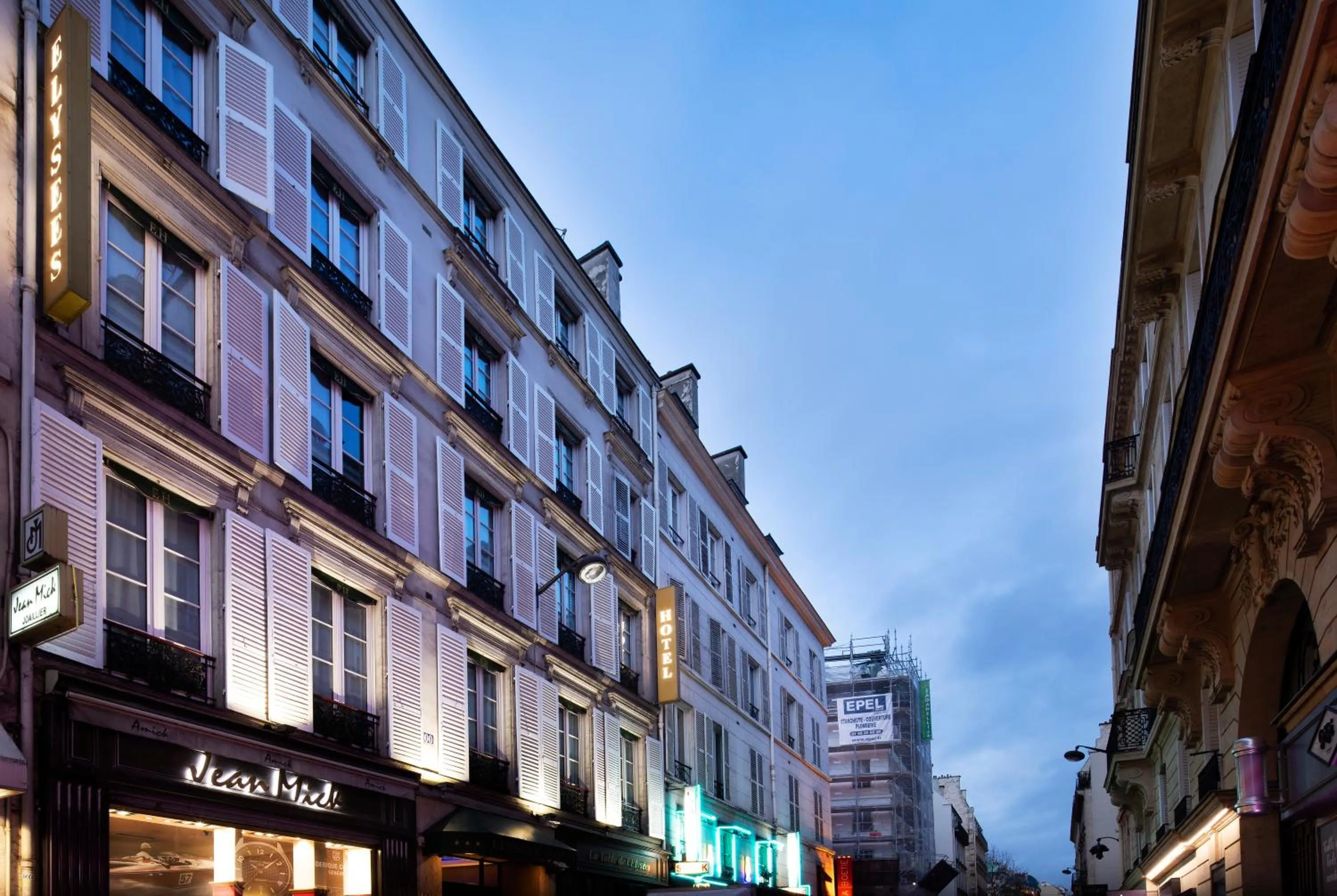 Property building in Elysées Hôtel