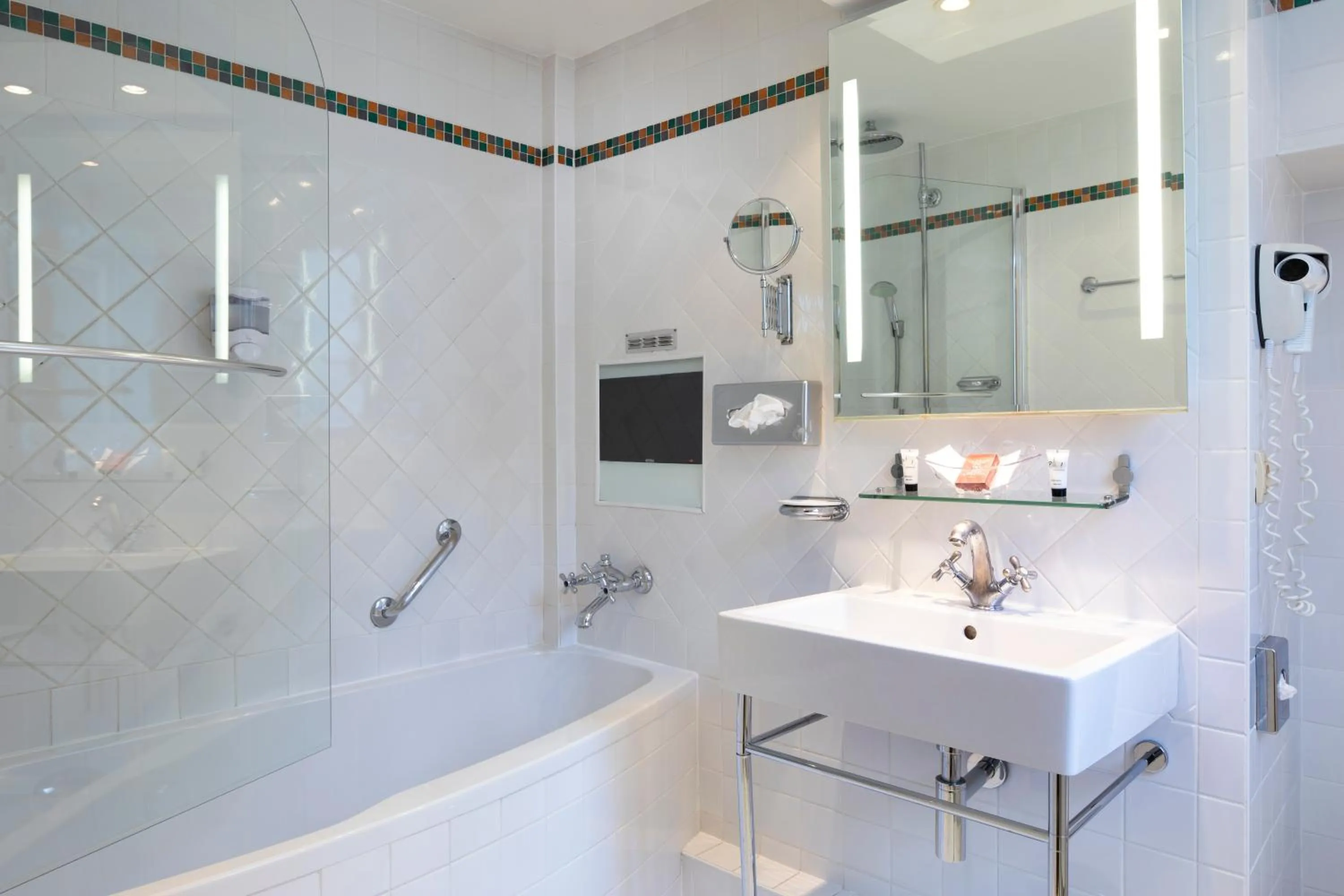 Bathroom in Elysées Hôtel