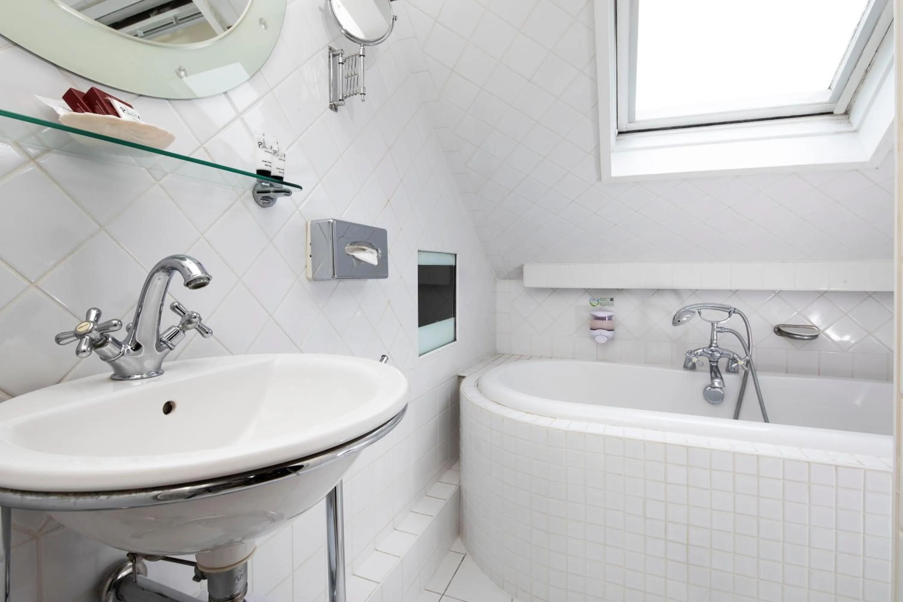 Bathroom in Elysées Hôtel