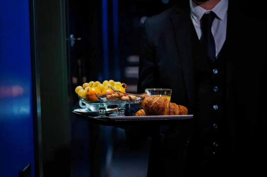 Breakfast in Emotional Grand Motel