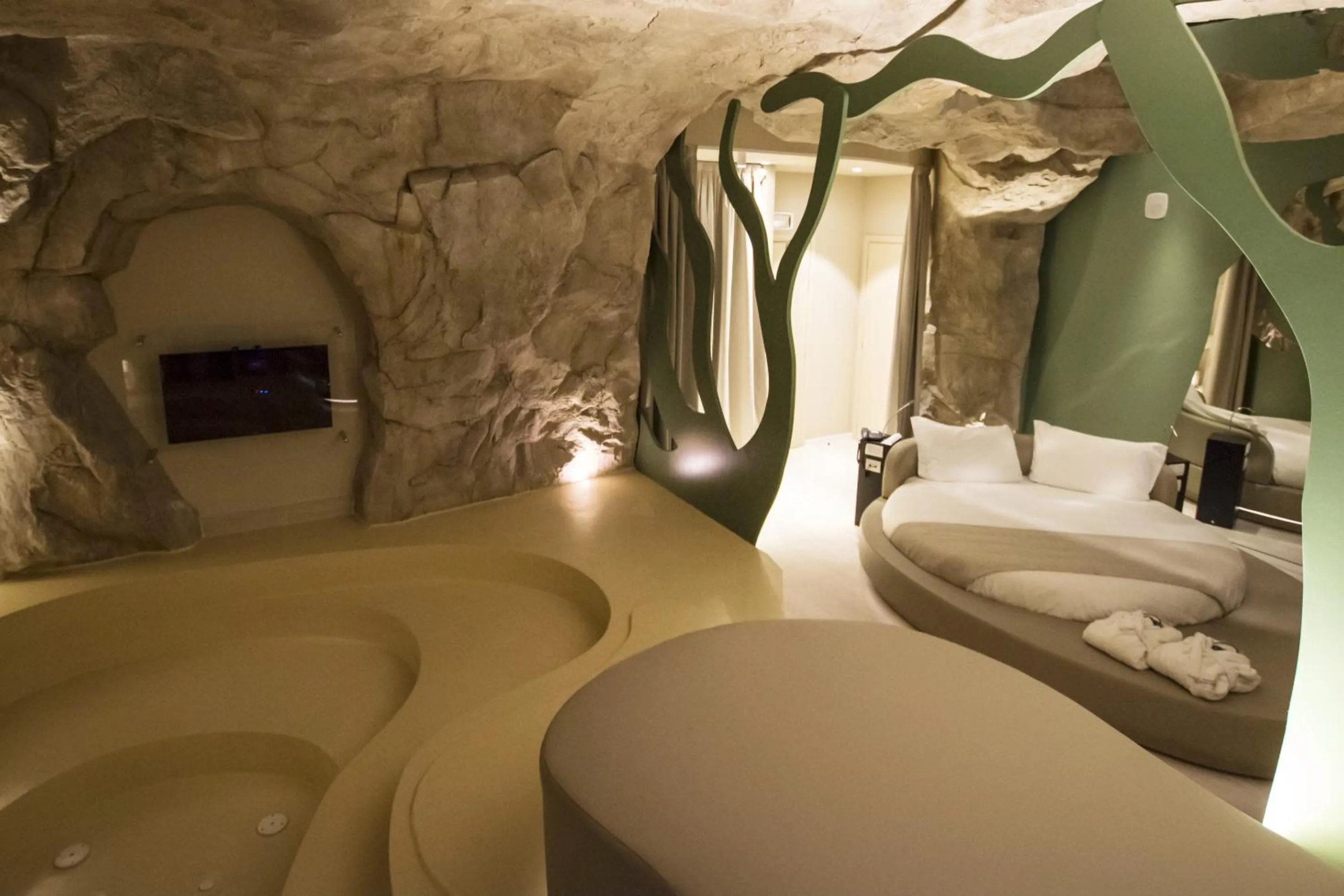 Photo of the whole room in Emotional Grand Motel