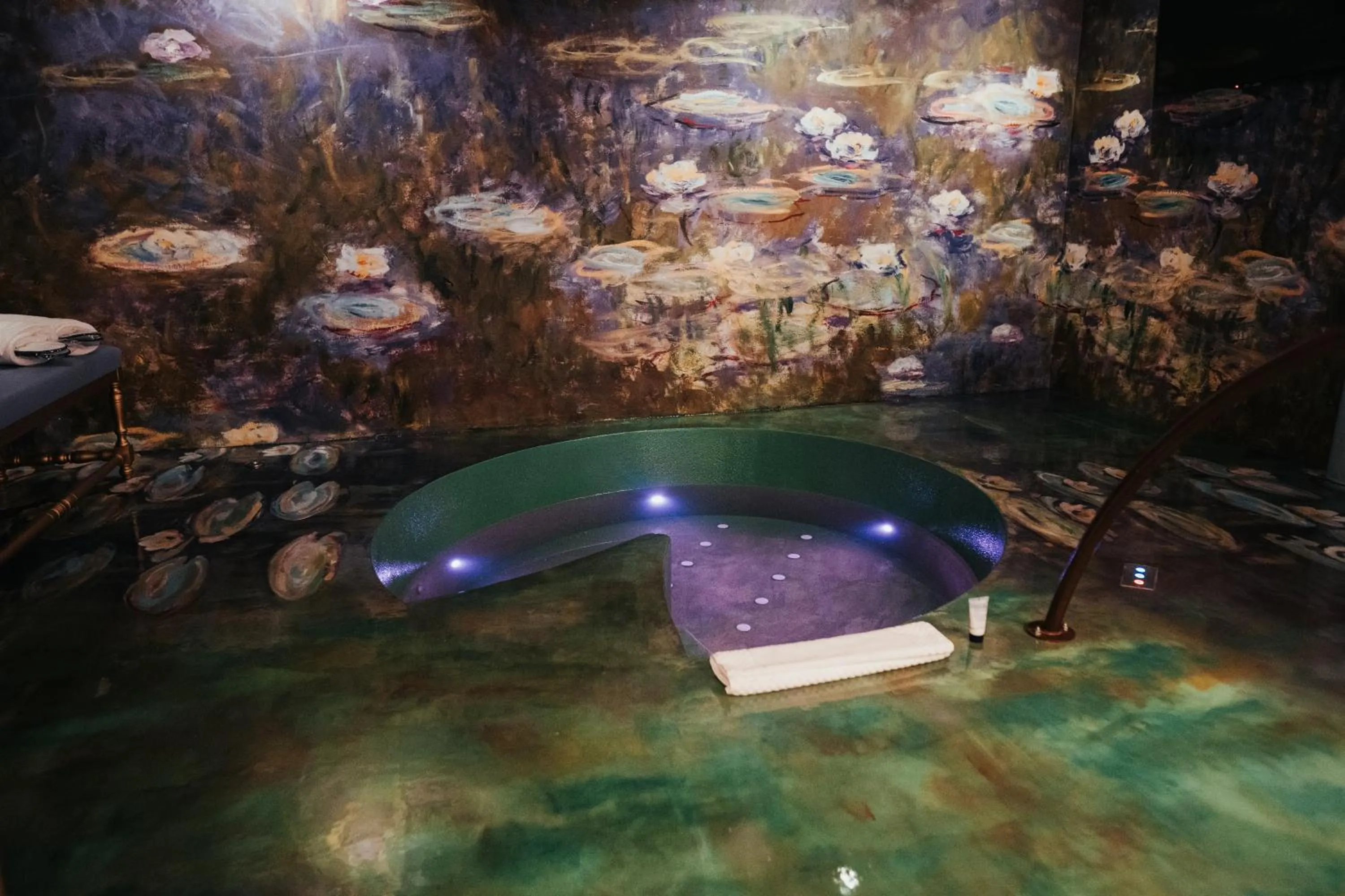 Decorative detail in Emotional Grand Motel