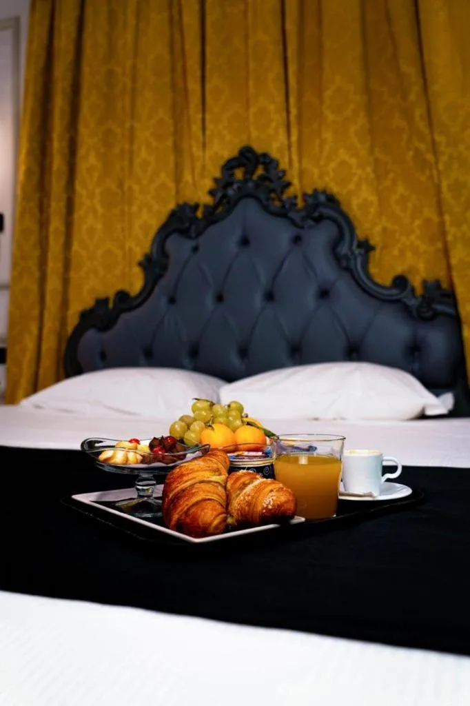 Breakfast, Bed in Emotional Grand Motel