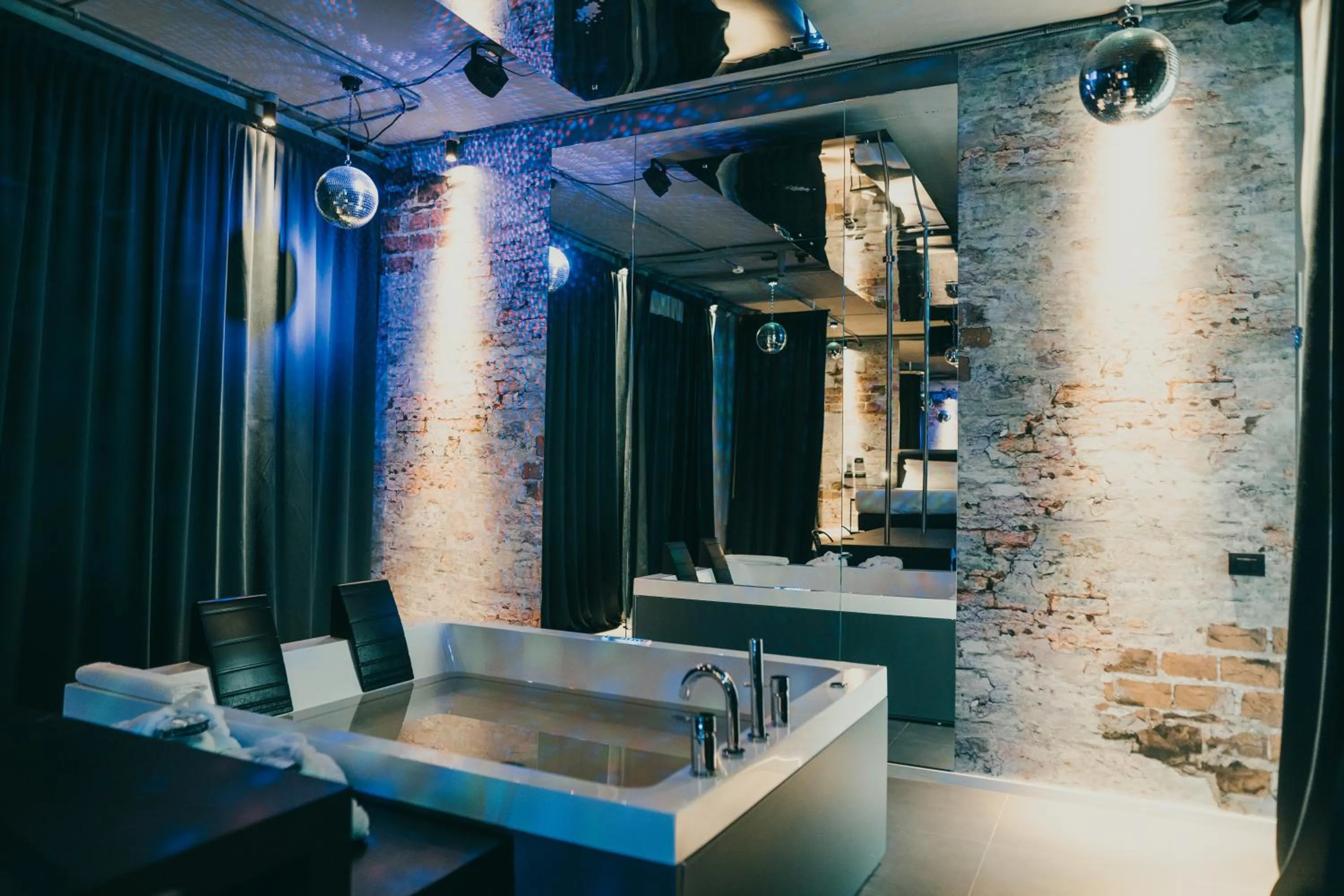 Hot Tub in Emotional Grand Motel