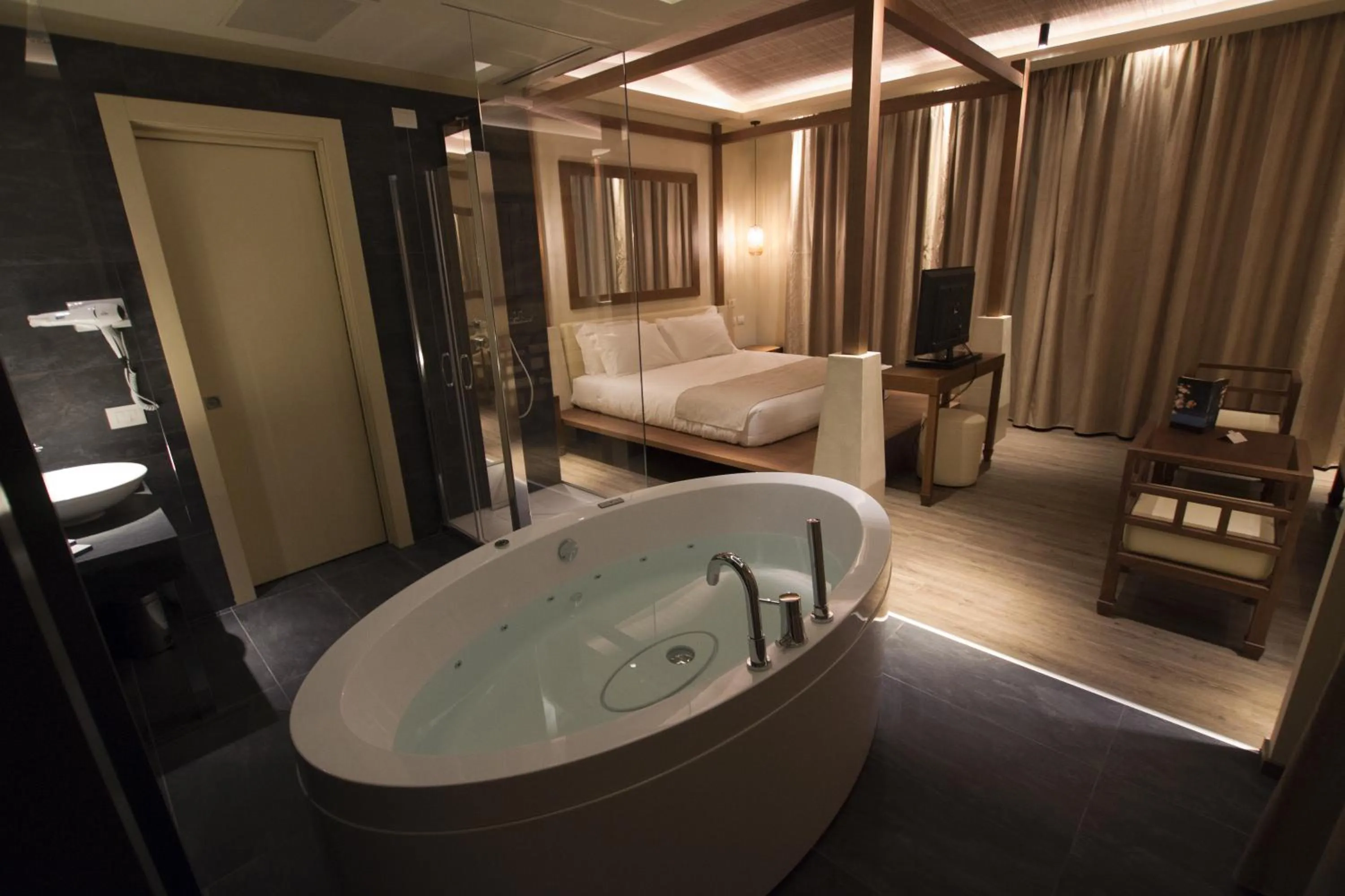 Shower, Bed in Emotional Grand Motel