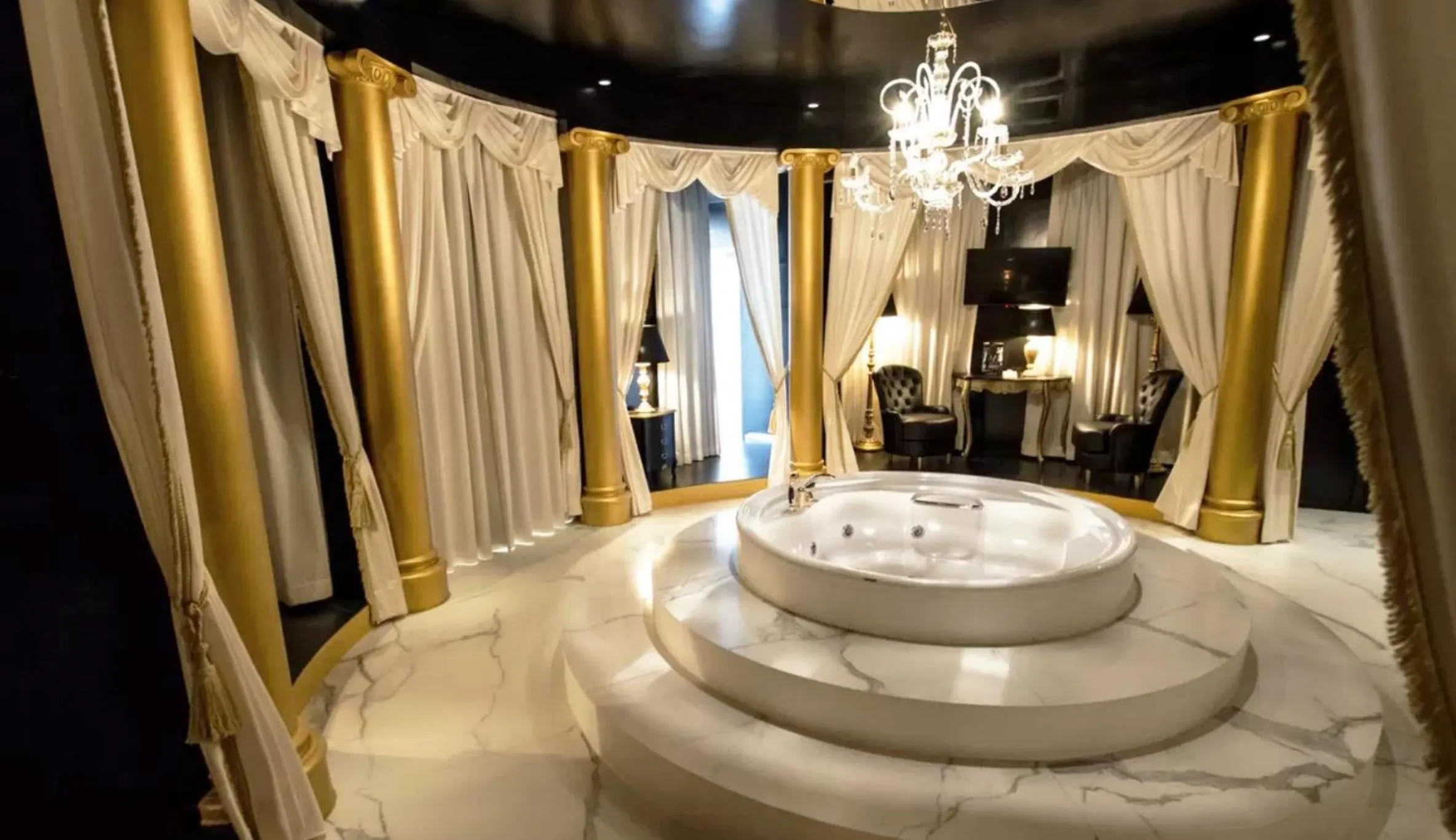 Photo of the whole room in Emotional Grand Motel