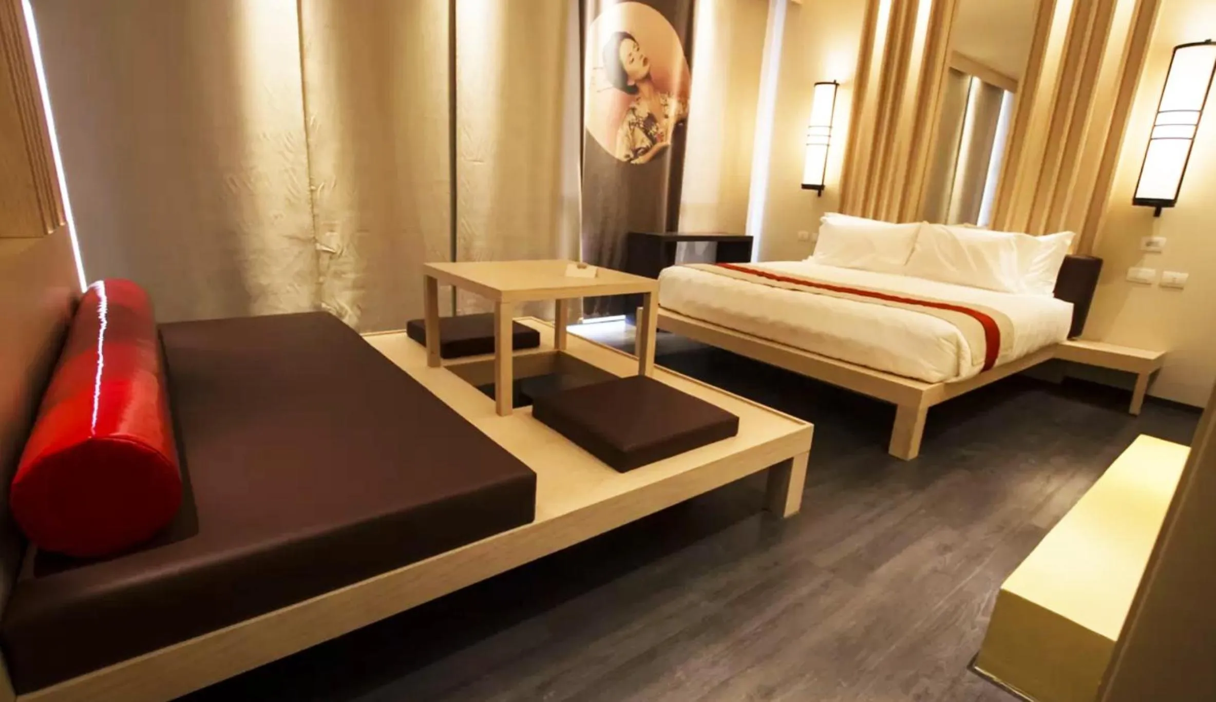 Photo of the whole room, Bed in Emotional Grand Motel