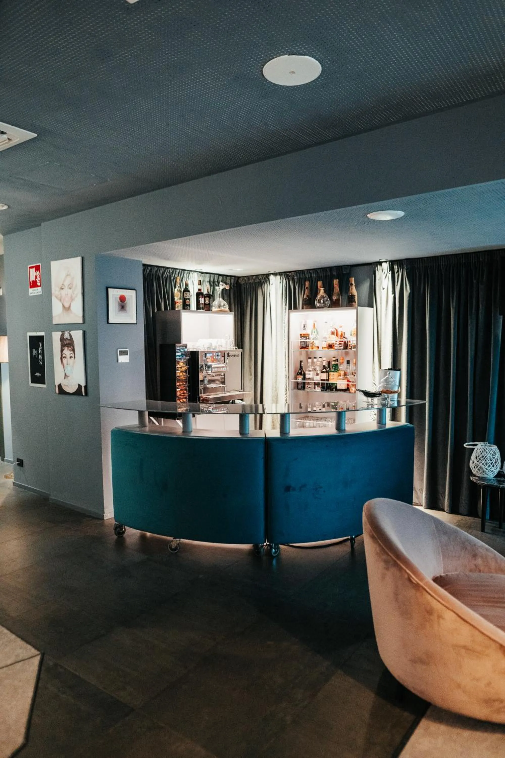 Restaurant/places to eat in Emotional Grand Motel