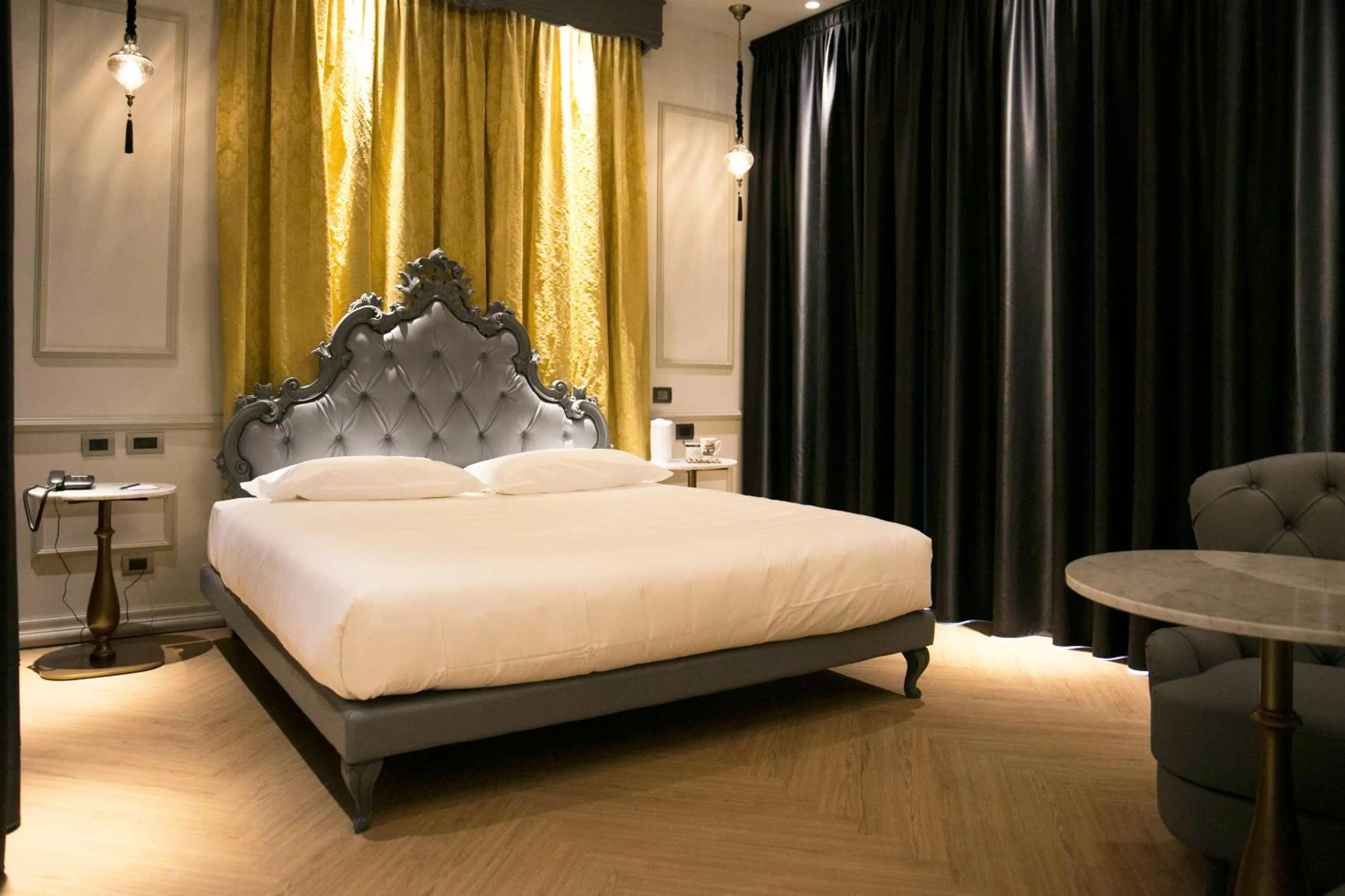 Photo of the whole room, Bed in Emotional Grand Motel