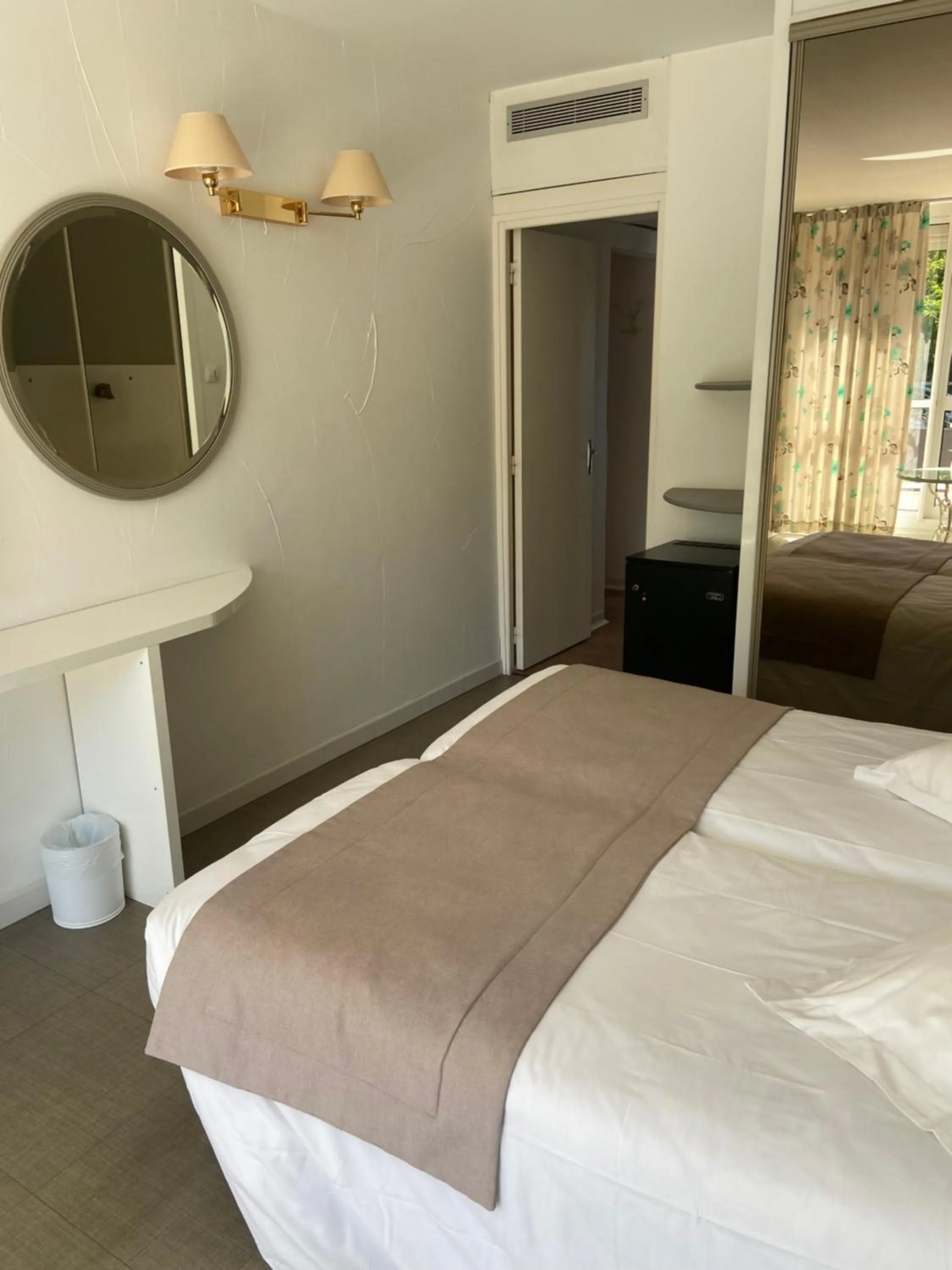 Photo of the whole room in Les Alcyons