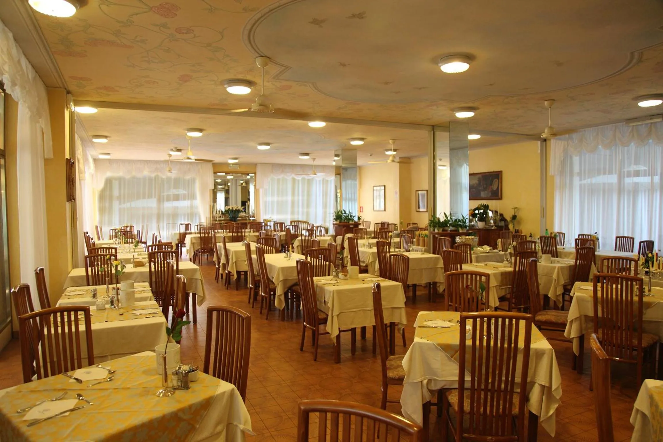Restaurant/places to eat in Hotel Diana