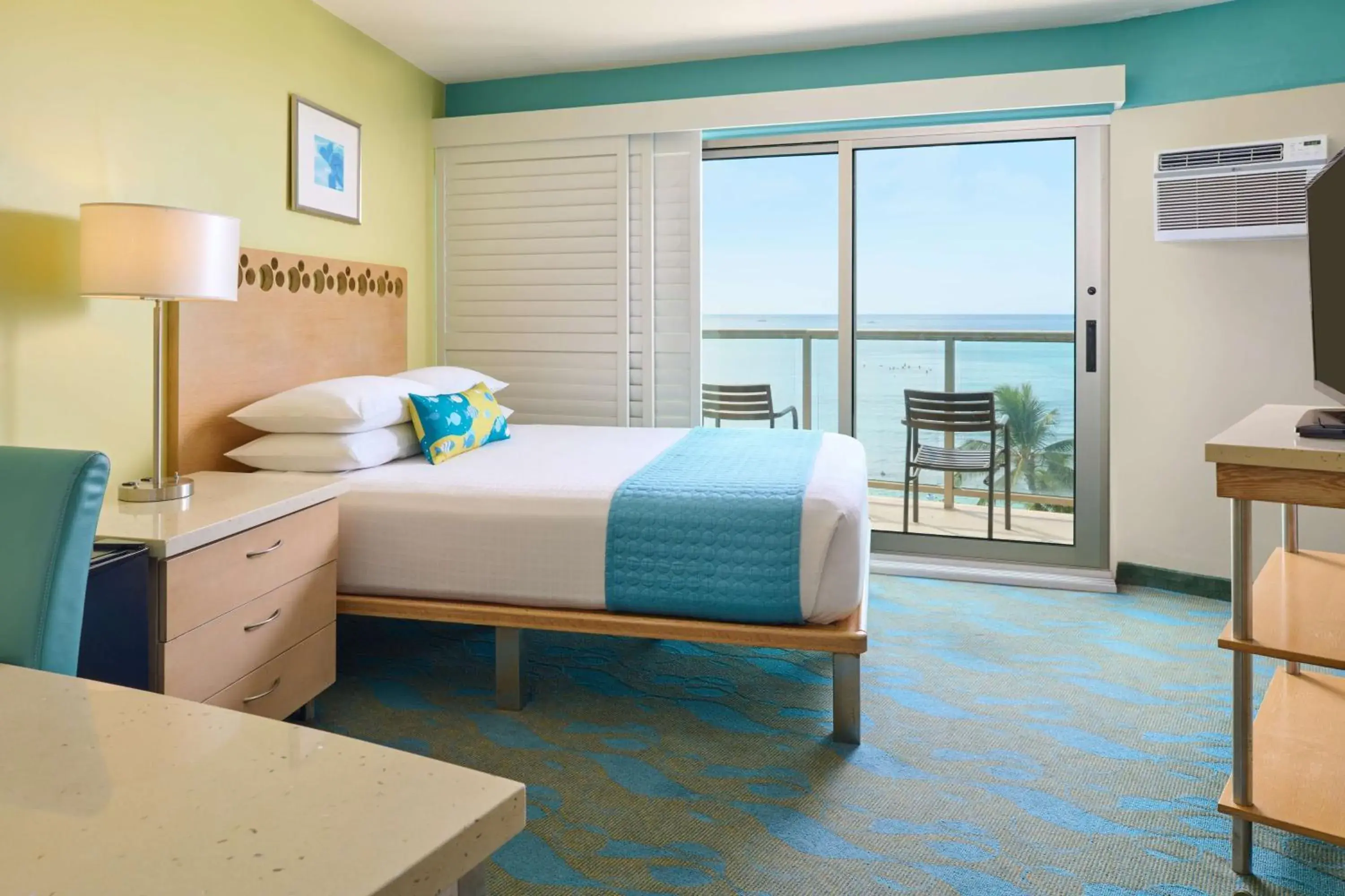 Bed in Waikiki Circle Hotel by Castle Bed in Waikiki Circle Hotel by Castle