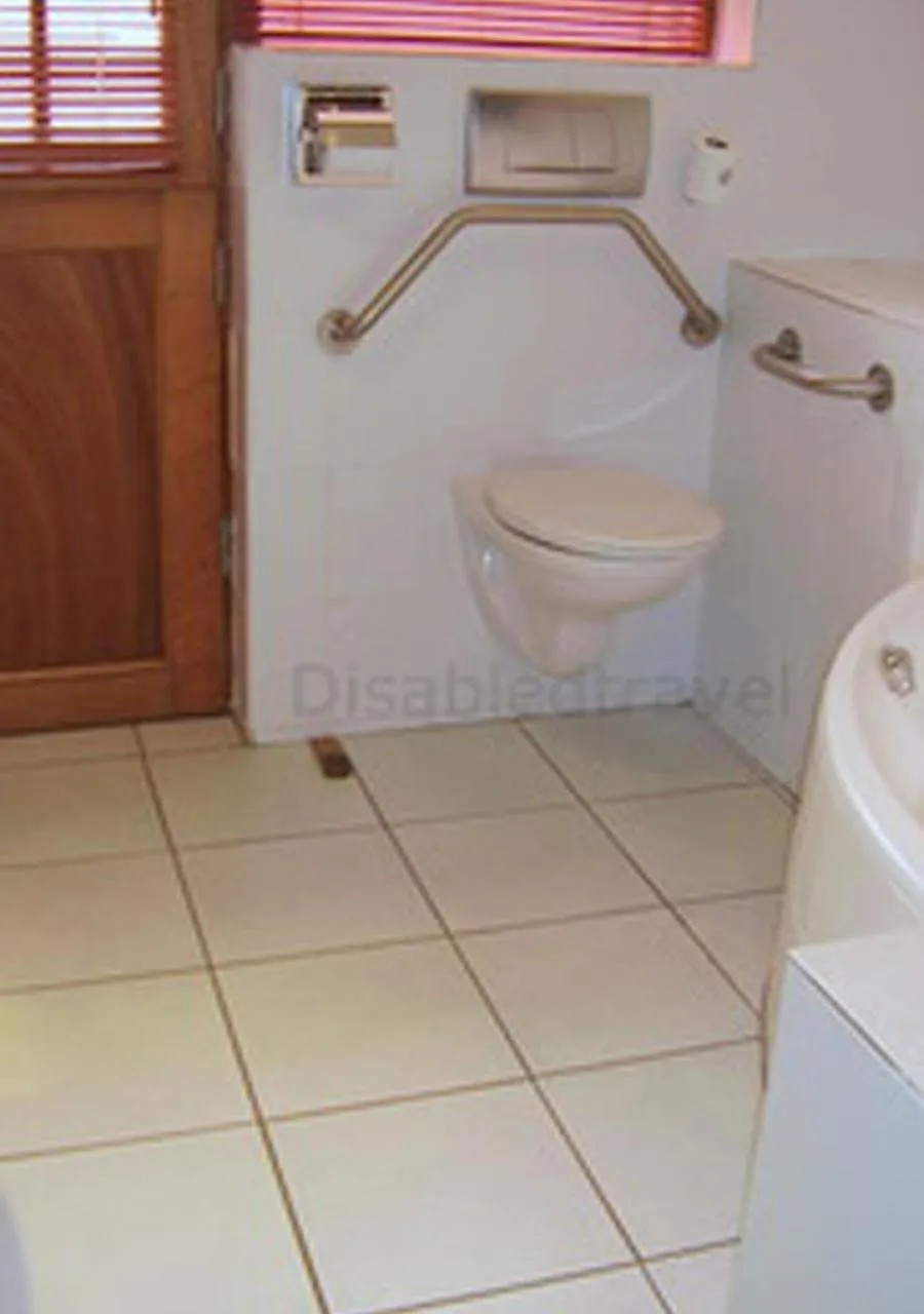 Bathroom in A La Martha's Air-Port Guest House