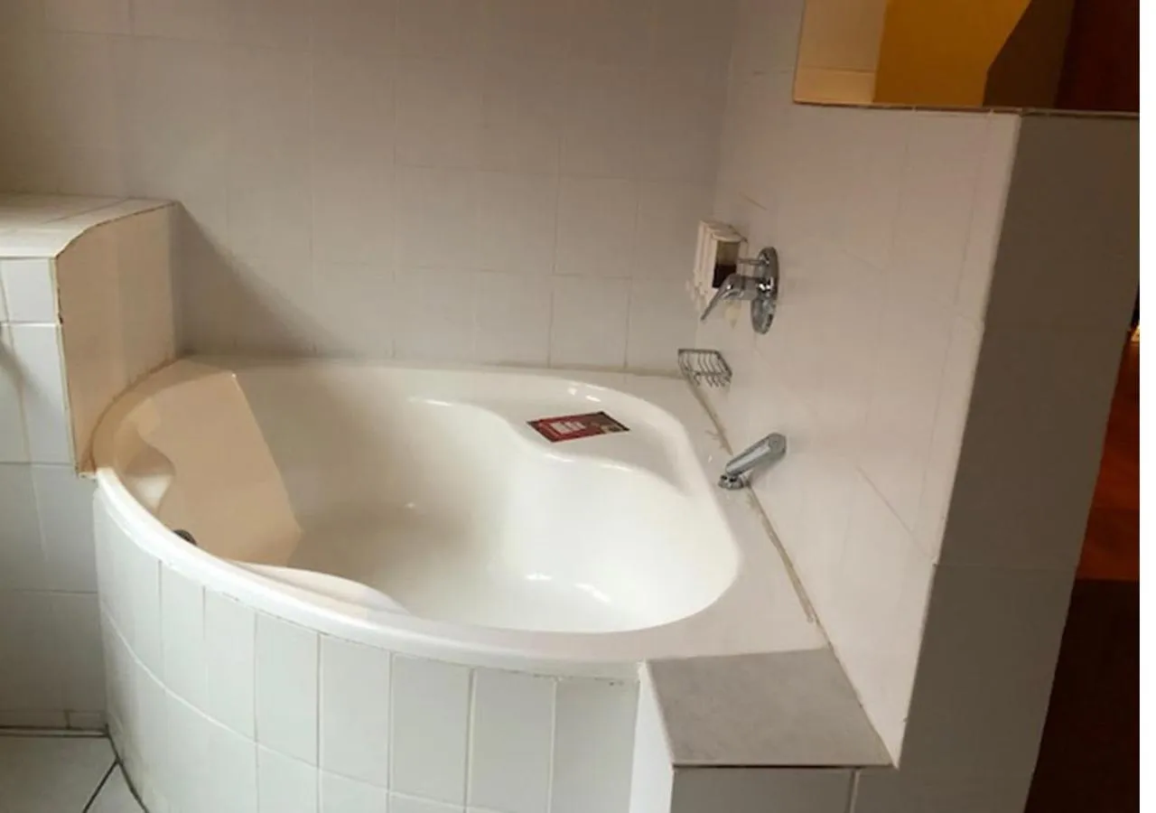 Bathroom in A La Martha's Air-Port Guest House