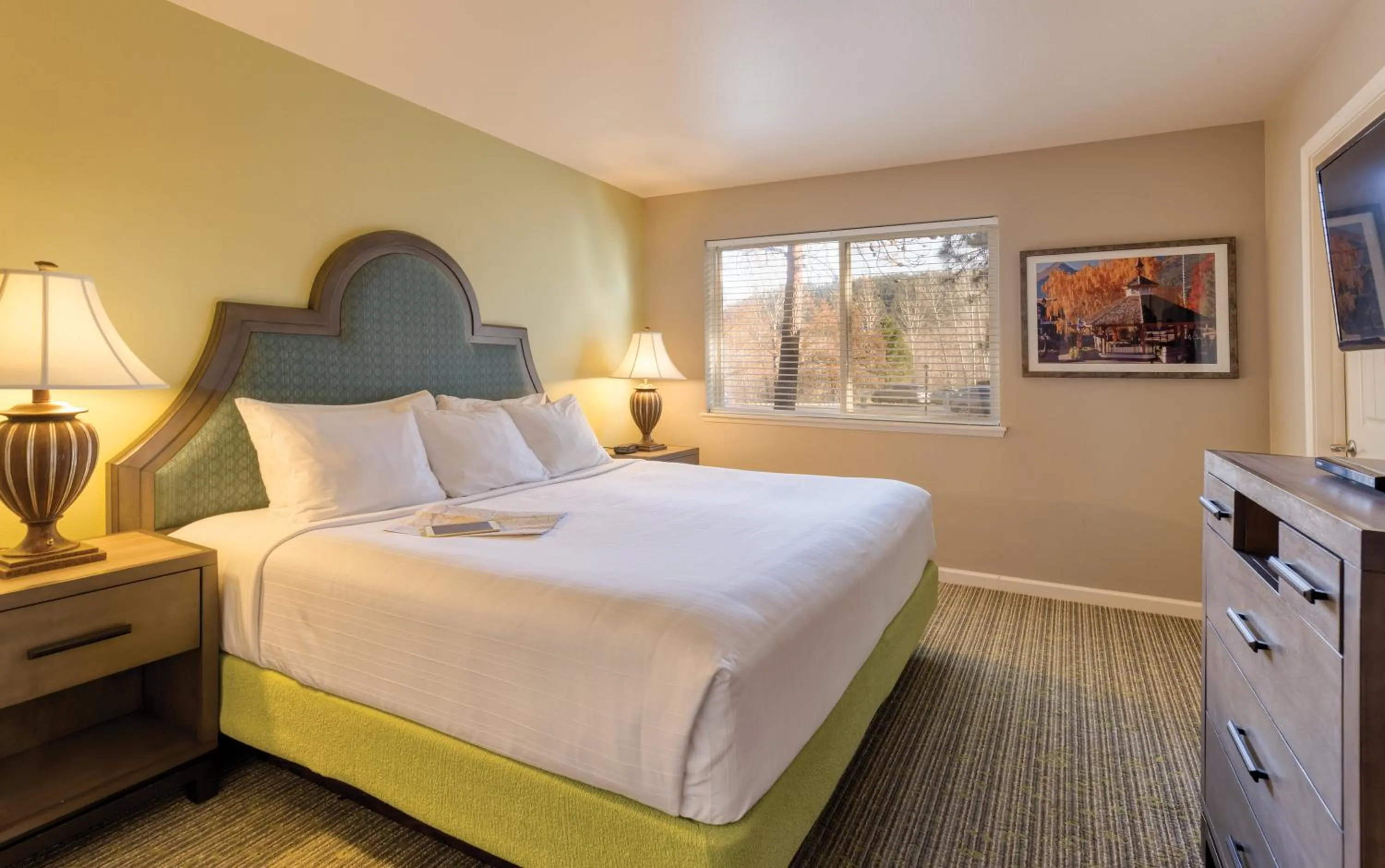 Photo of the whole room, Bed in WorldMark Leavenworth