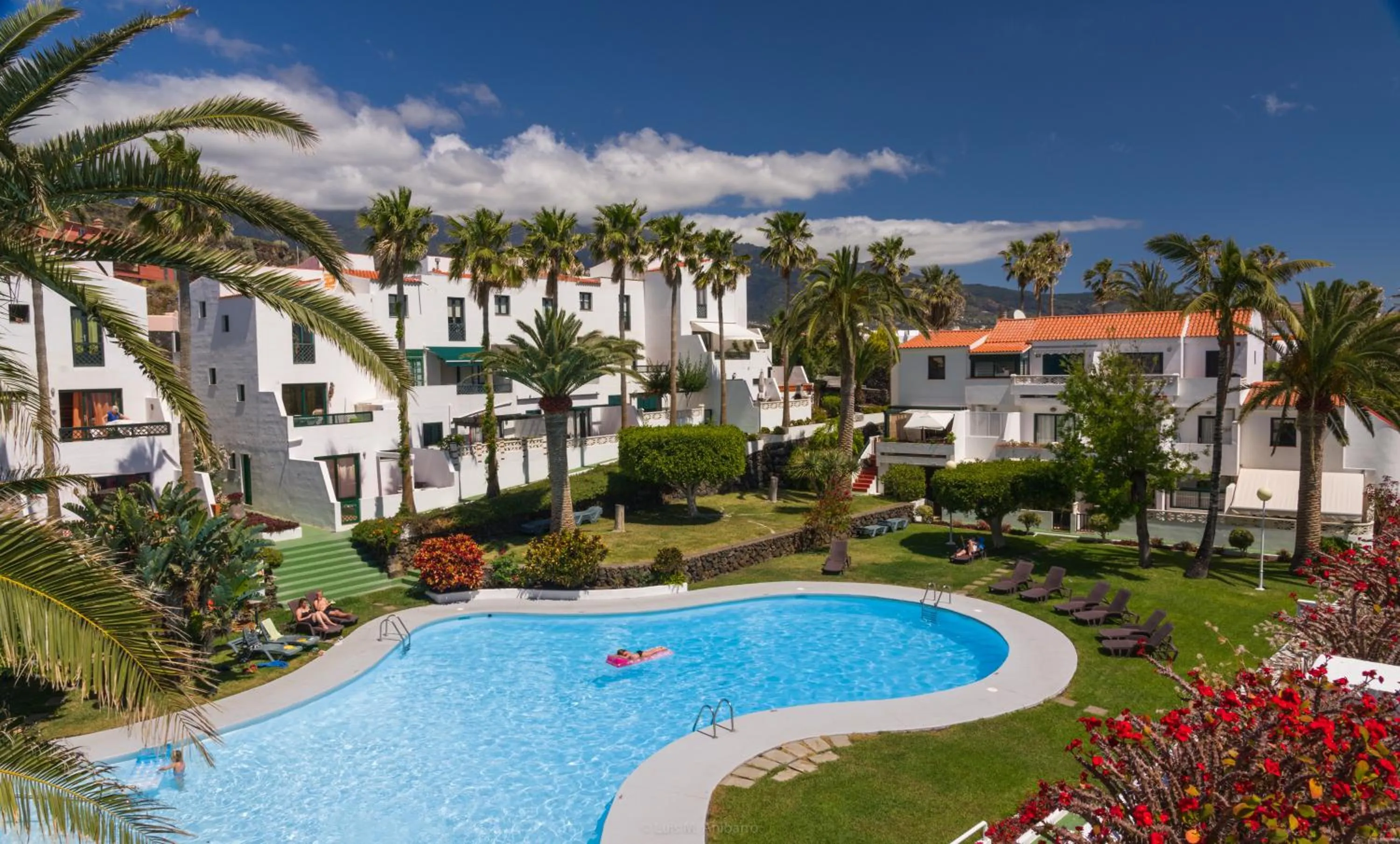 Property building in Apartamentos Los Rosales