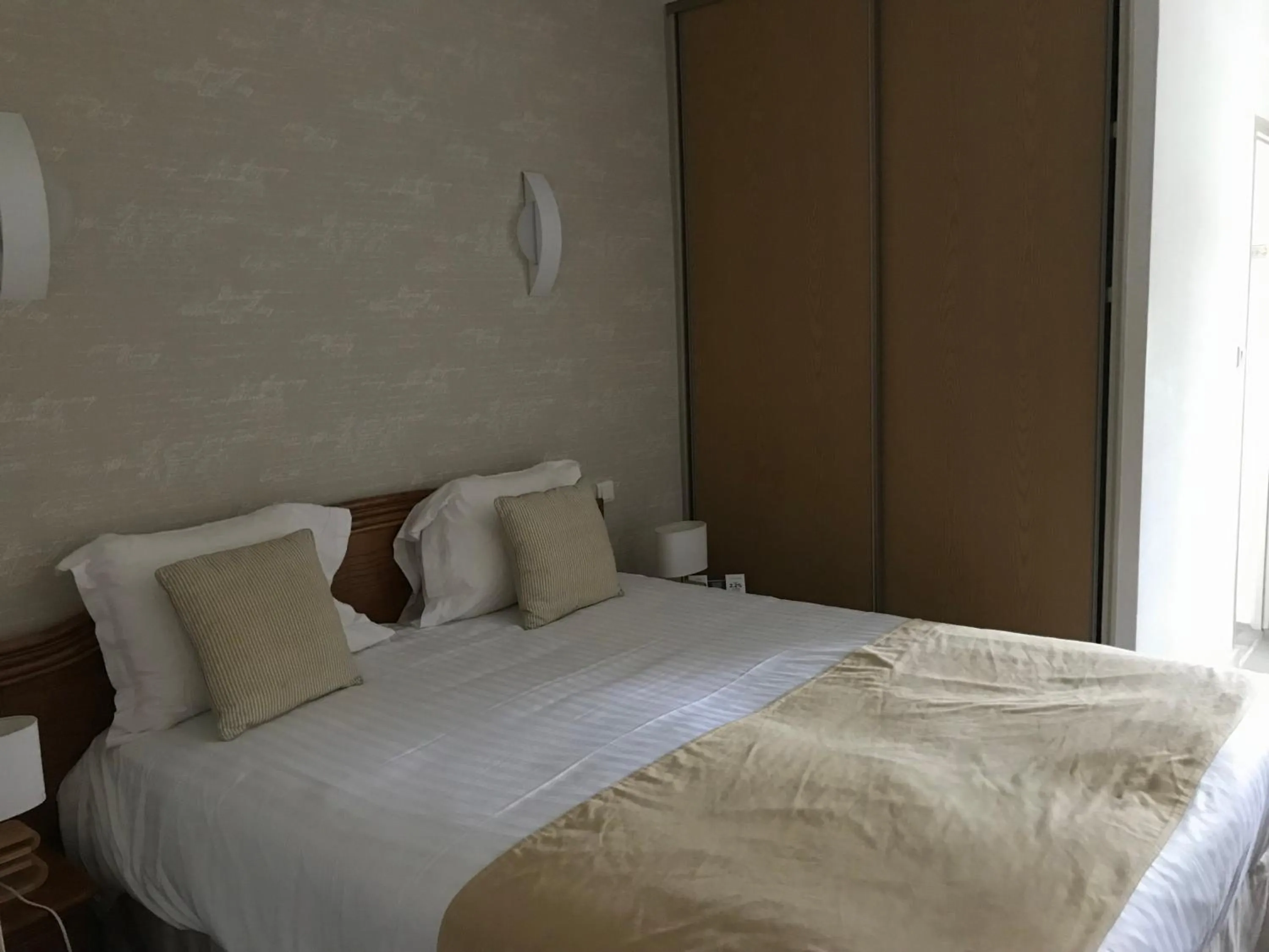 Bed in Logis Hotel & Restaurant La Paix