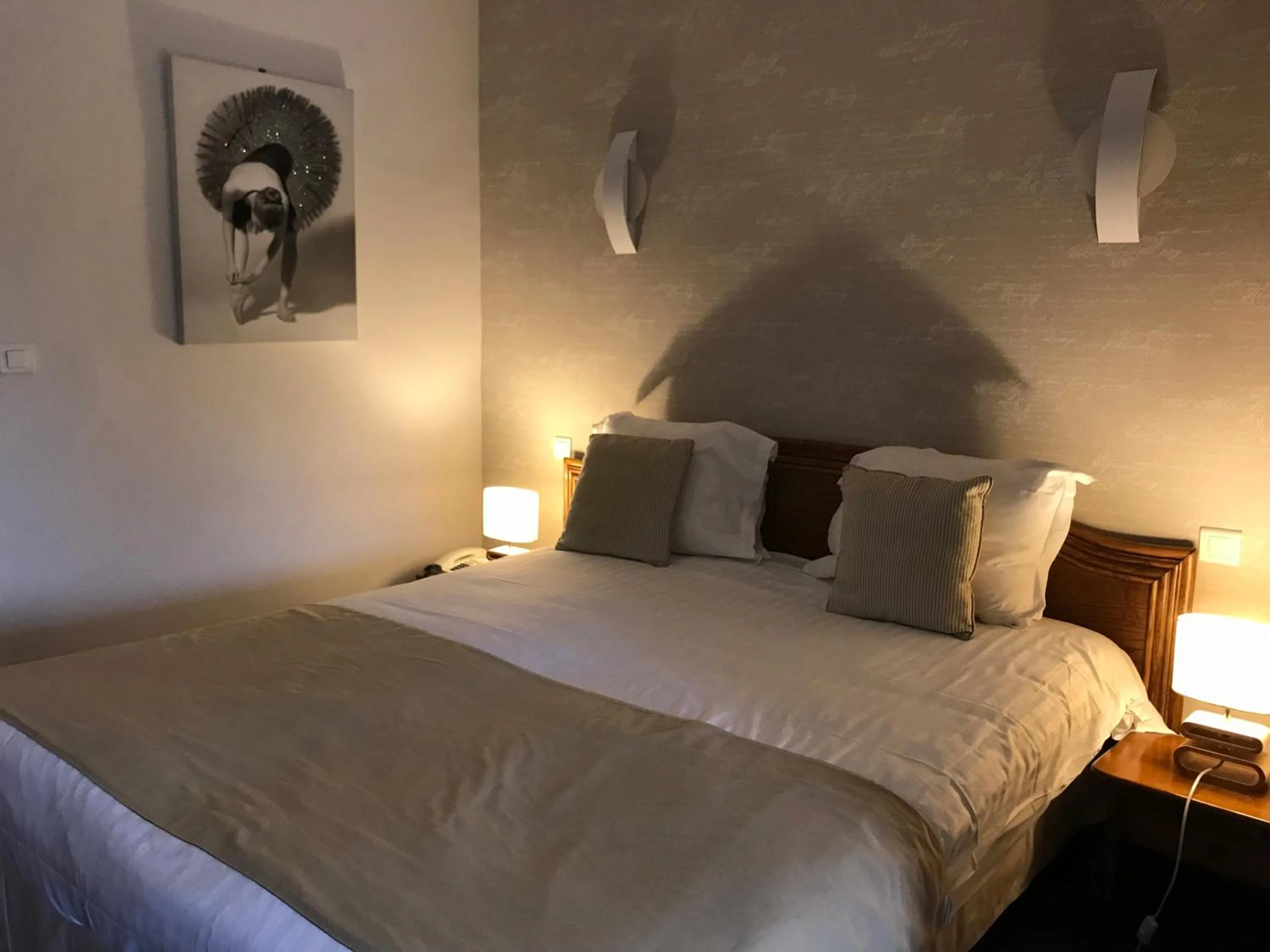 Bed in Logis Hotel & Restaurant La Paix