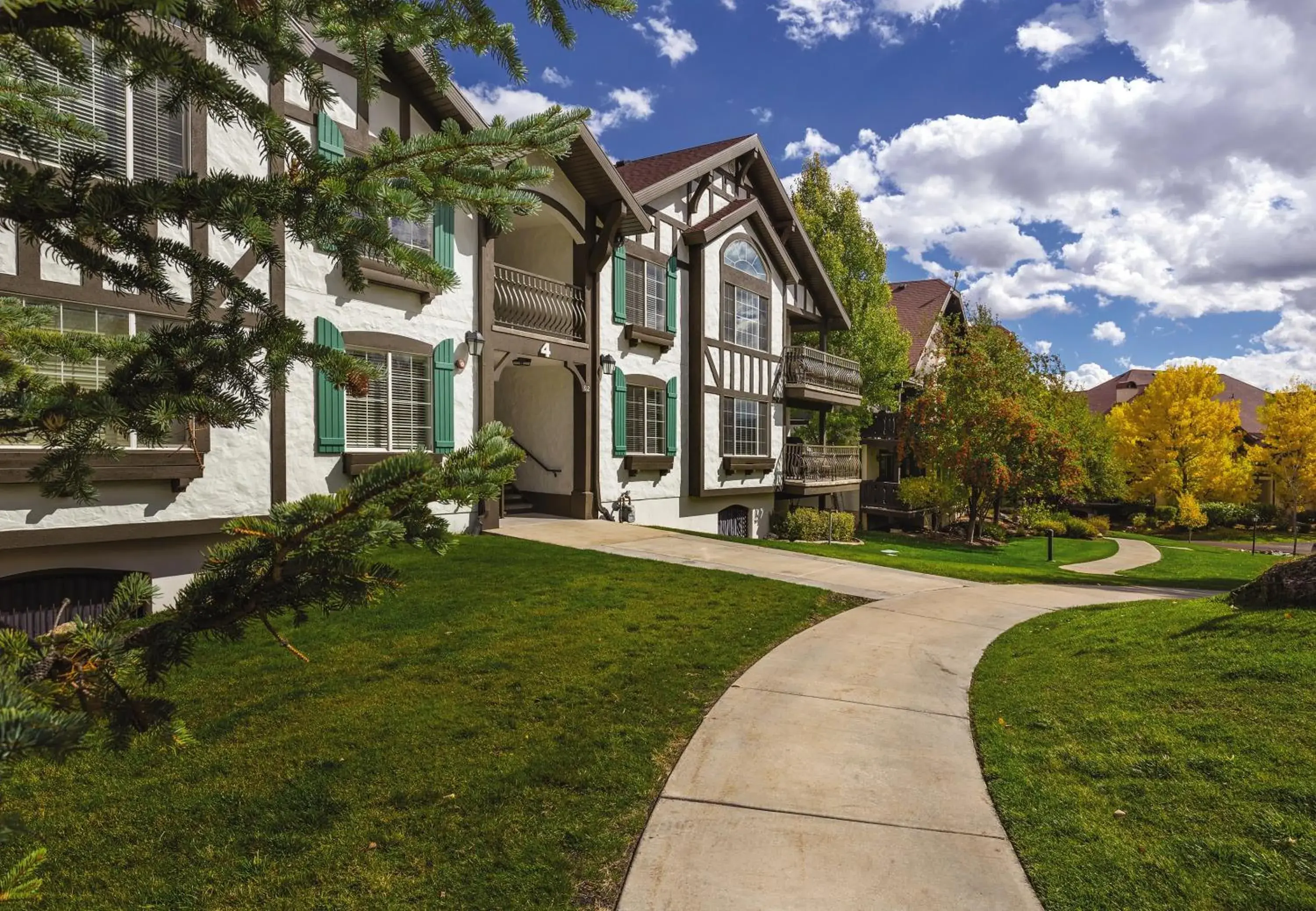 Property building in WorldMark Midway Property building in WorldMark Midway