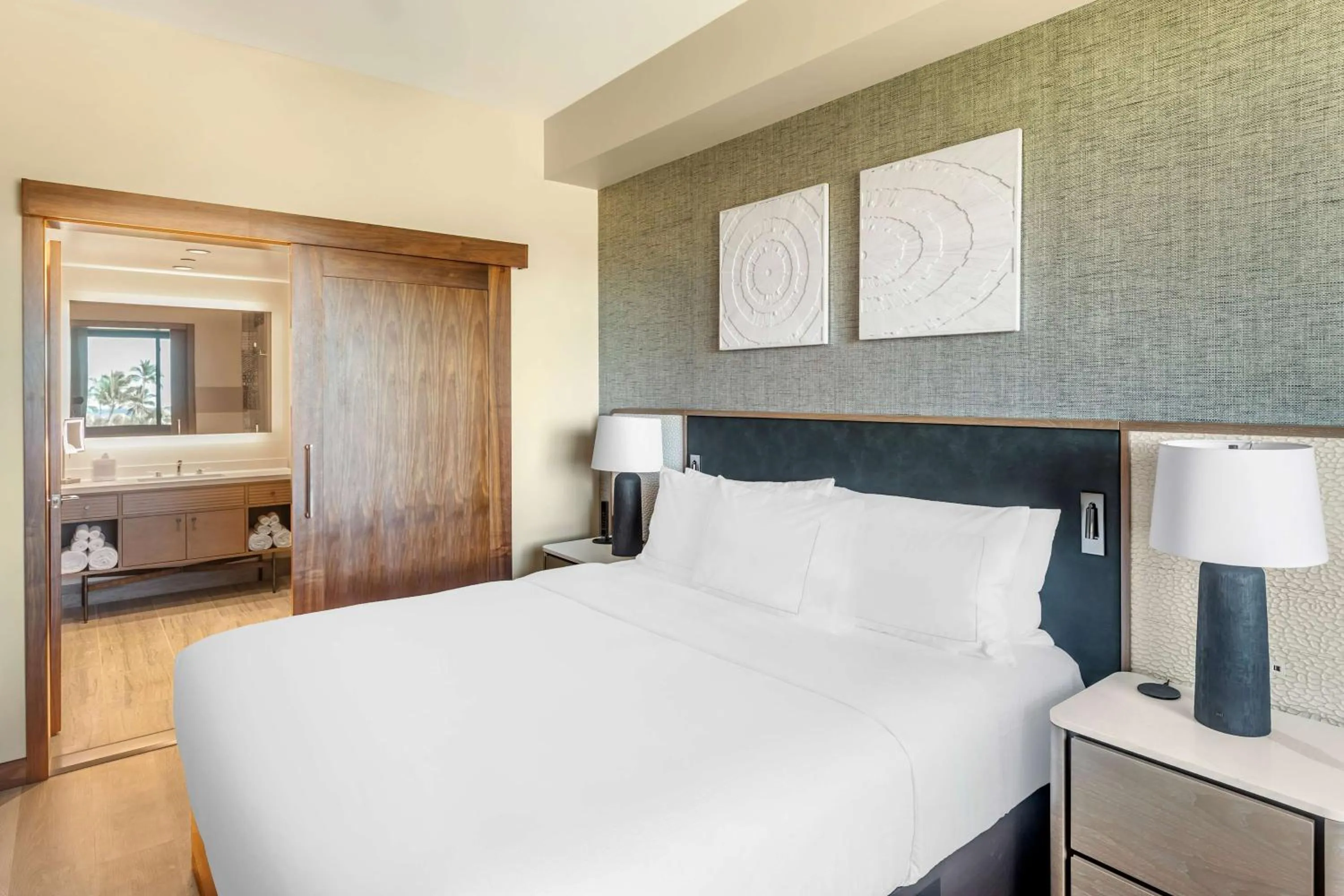 Bed in Hilton Grand Vacations Club Maui Bay Villas