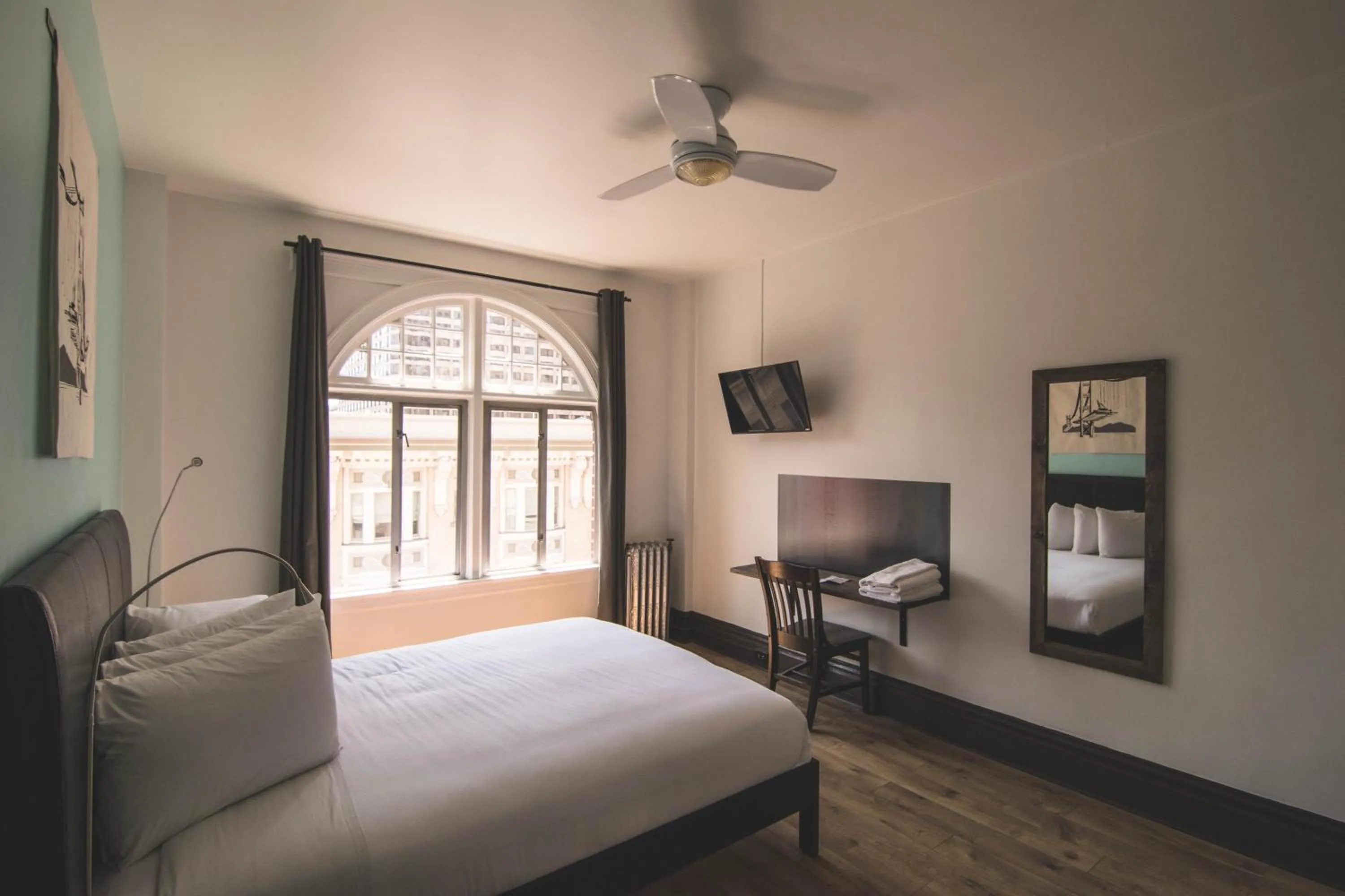 Bed in The Bartlett Hotel and Guesthouse