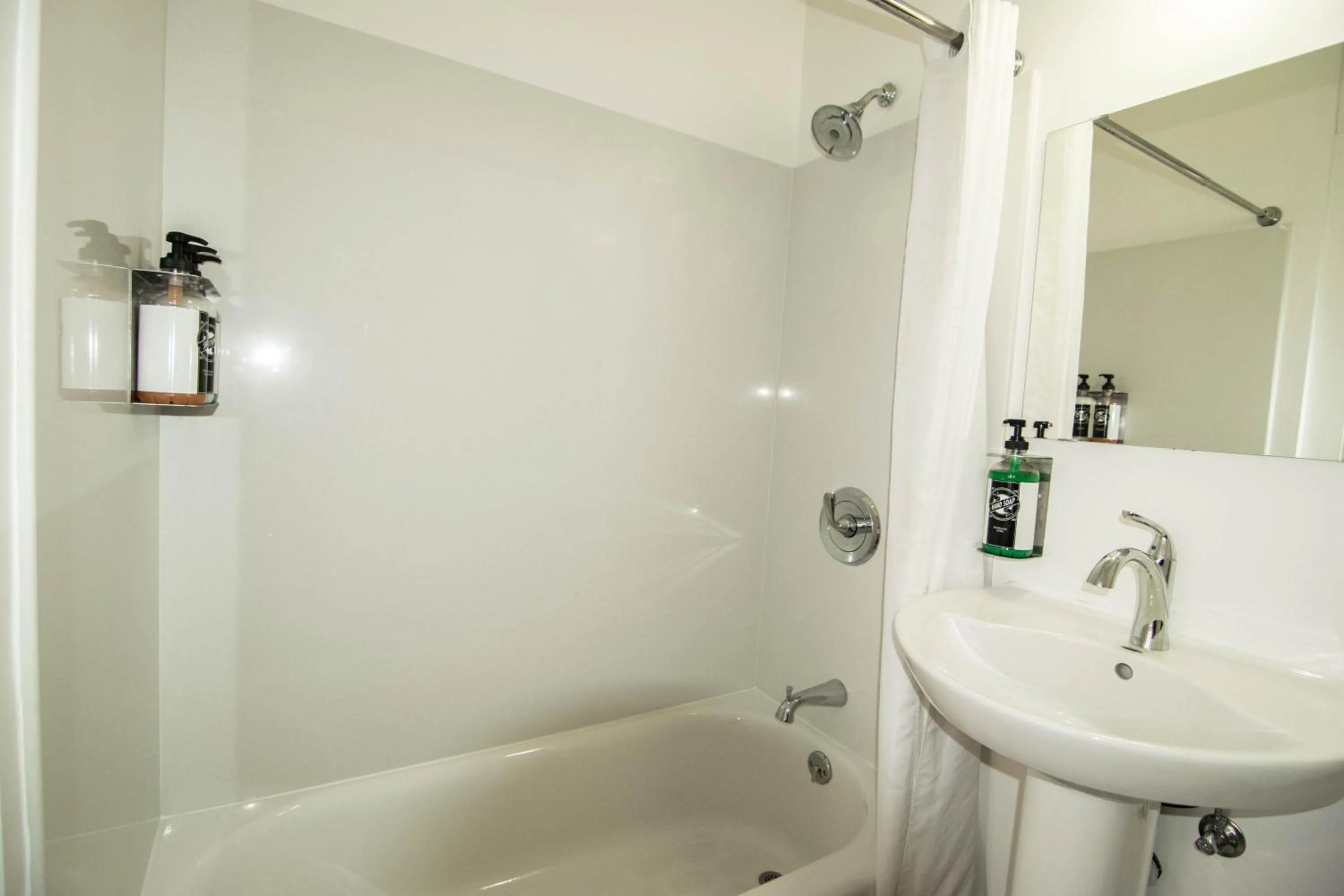 Shower in The Bartlett Hotel and Guesthouse