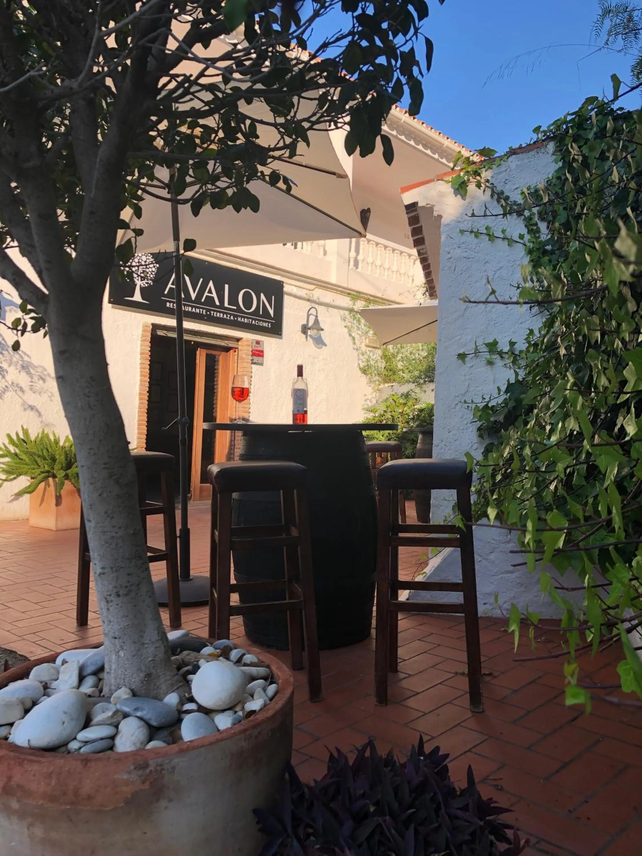 Facade/entrance in Hostal Avalon