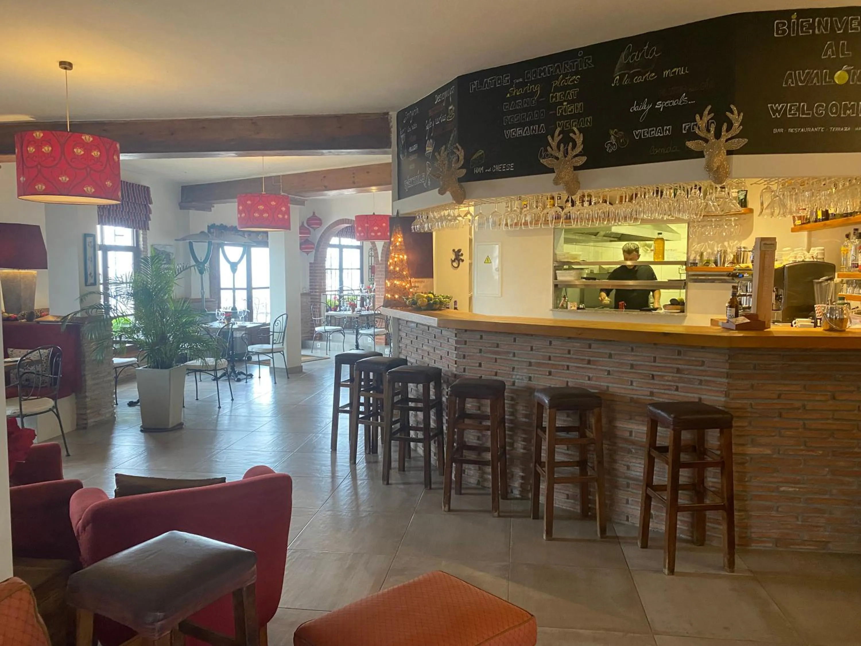 Restaurant/places to eat in Hostal Avalon