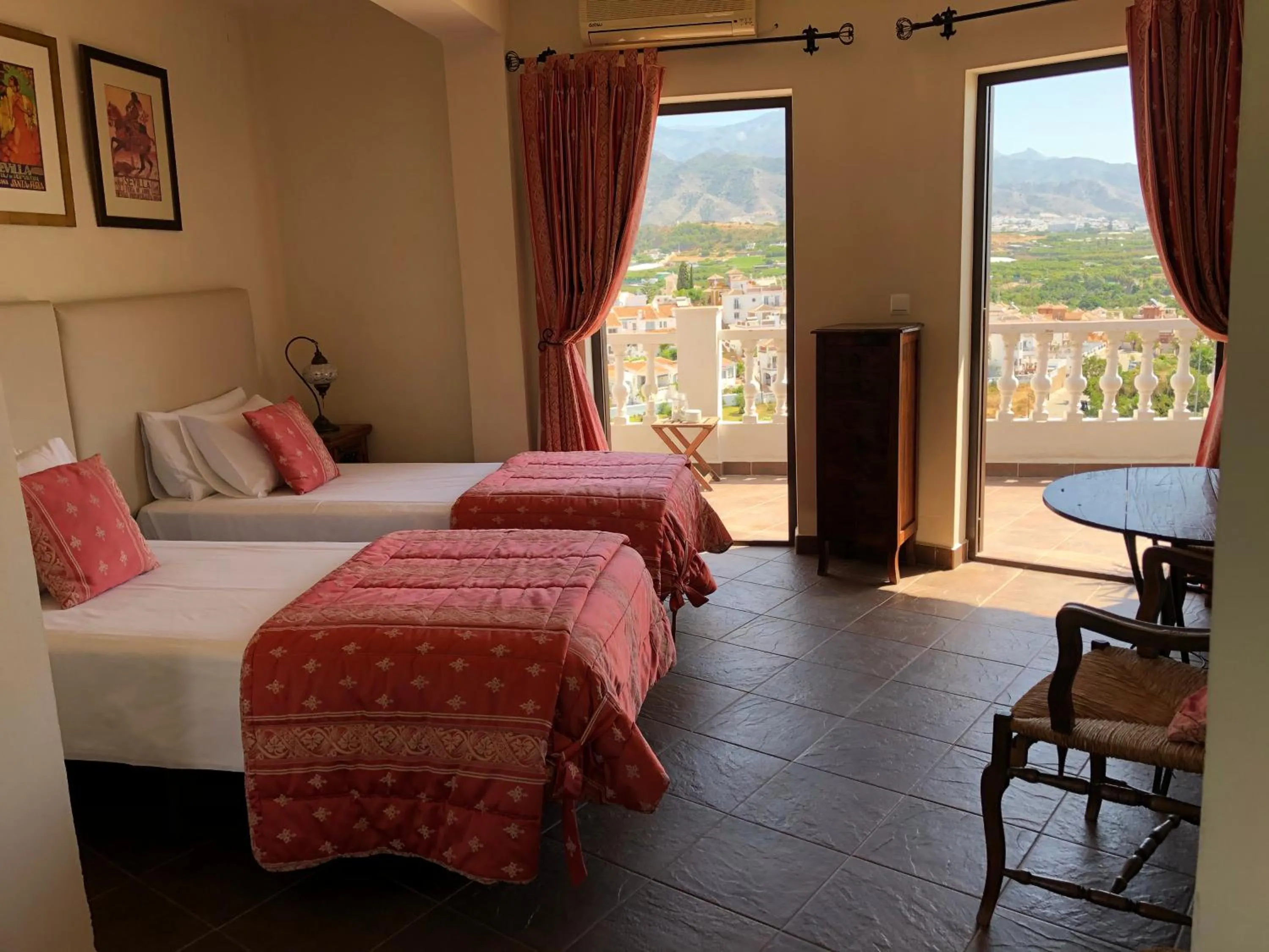 Photo of the whole room, Bed in Hostal Avalon