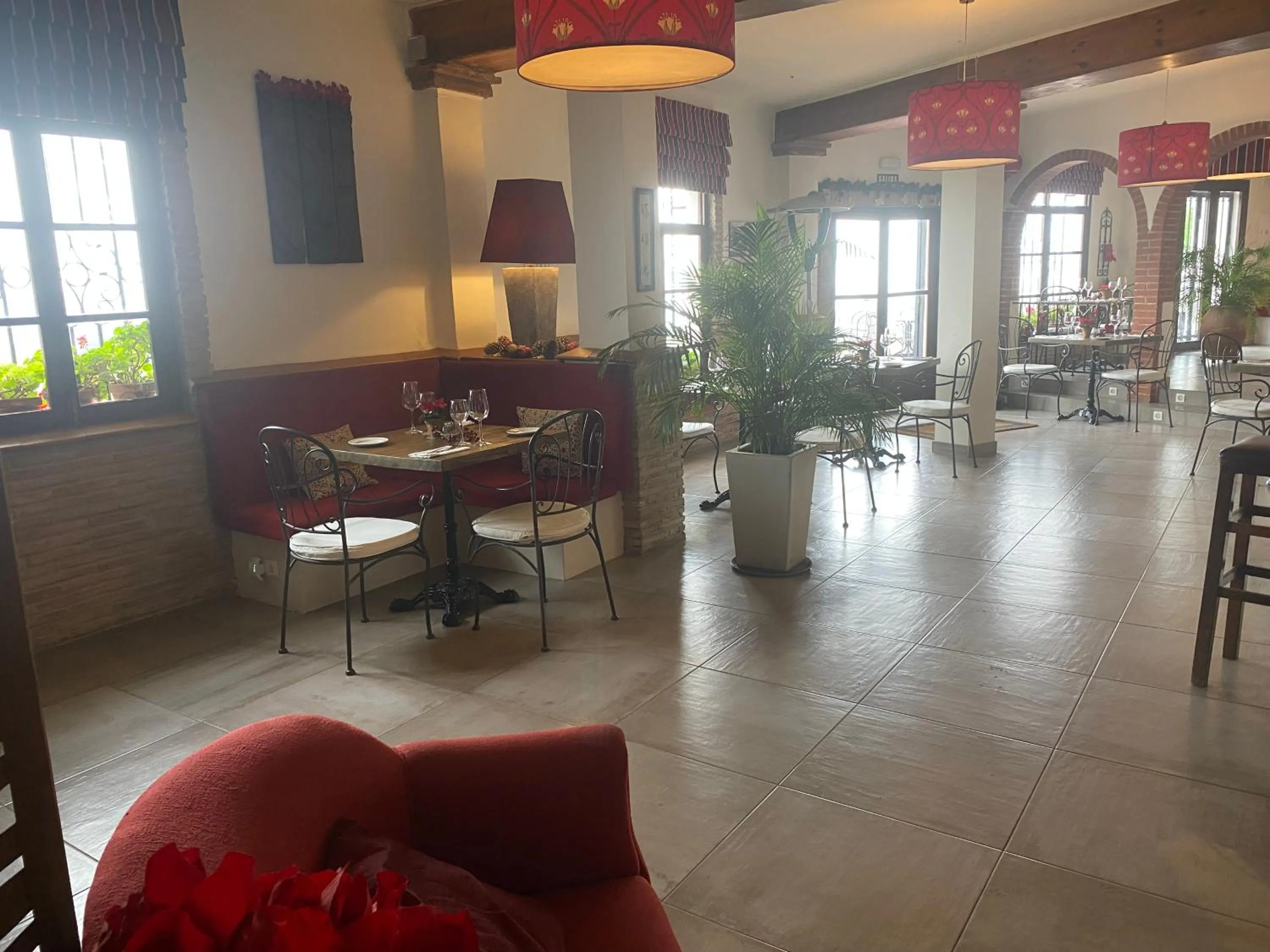 Restaurant/places to eat in Hostal Avalon