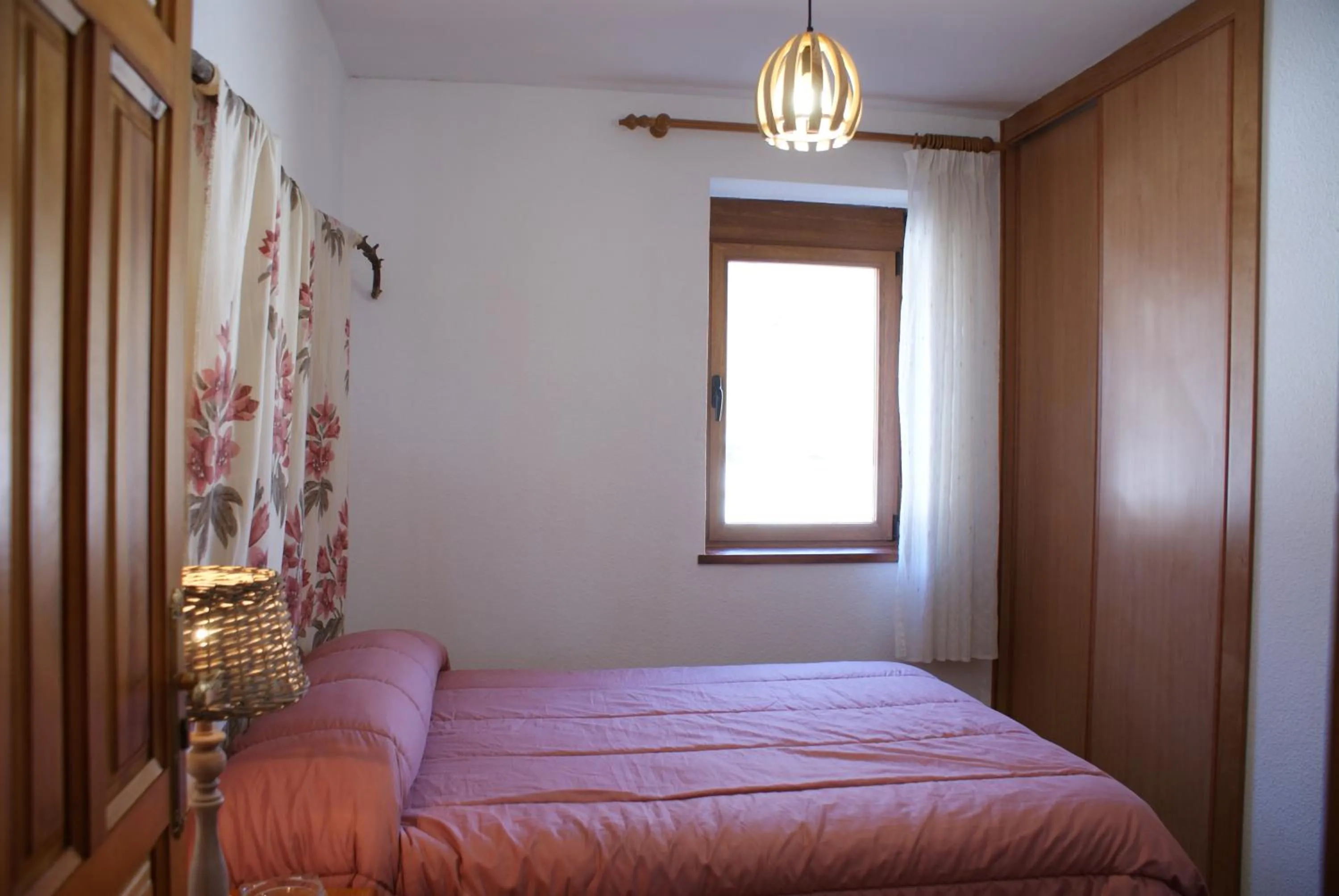 Queen Room with Shared Bathroom in Casa Crescente